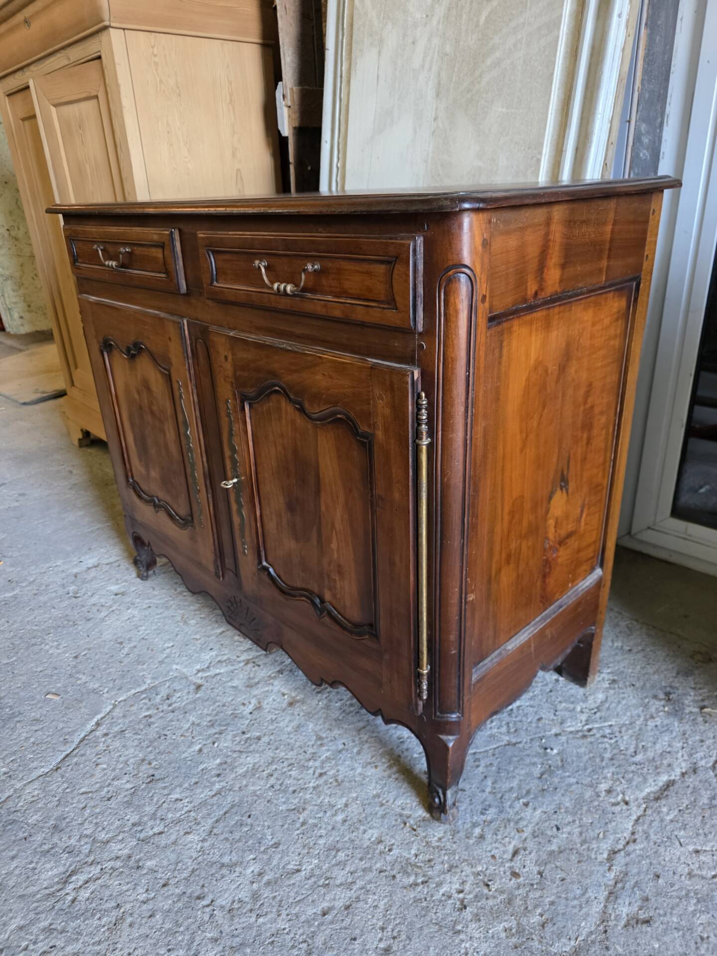 Buffet bas style Louis XV en merisier 