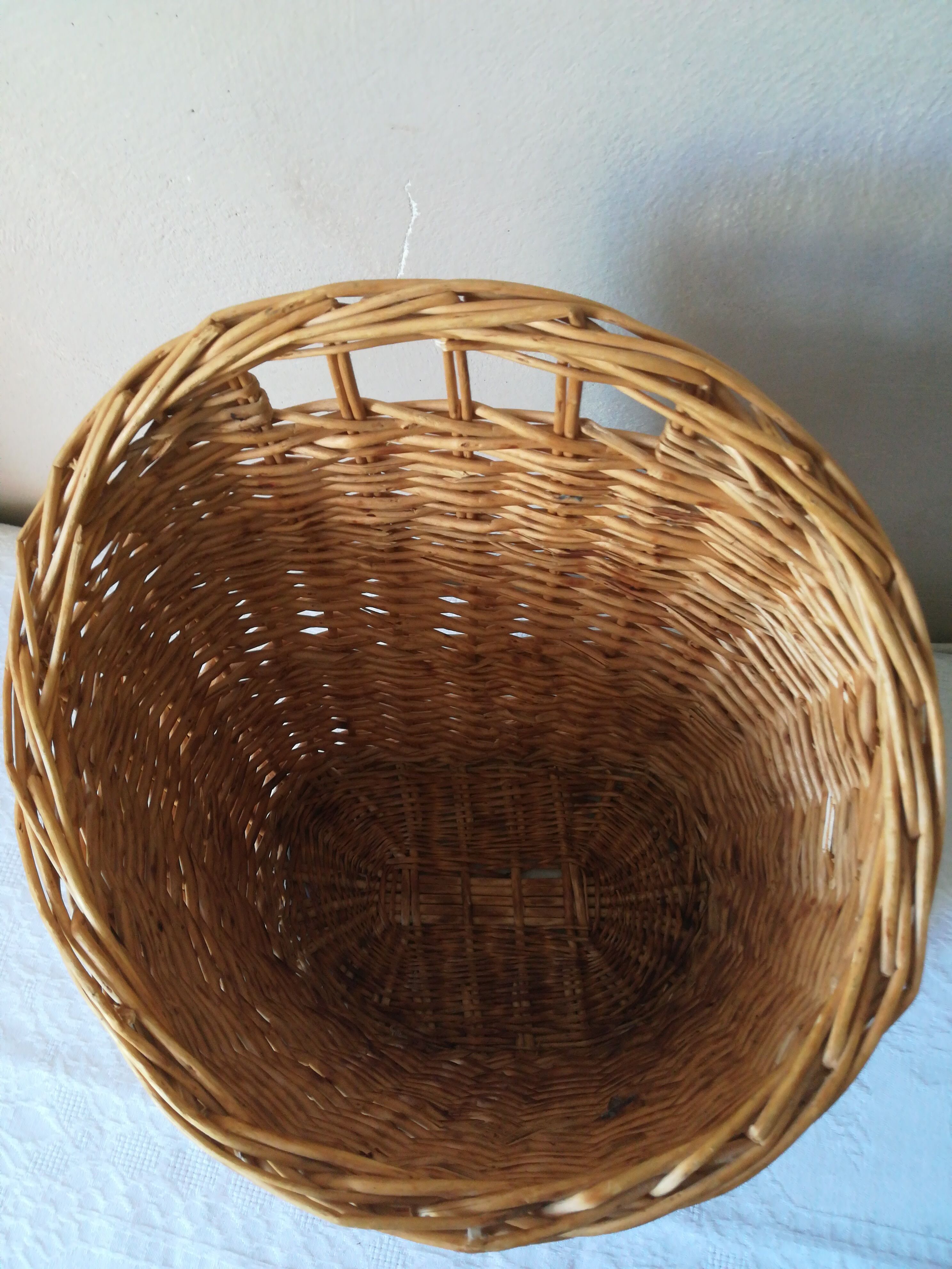 Wicker wall basket