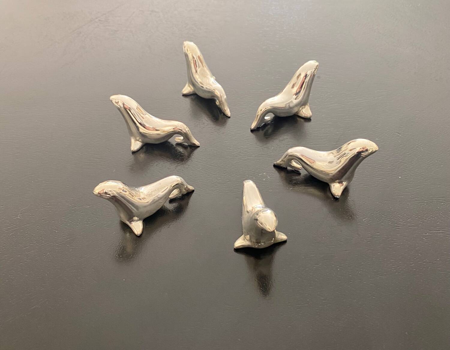 6 dolphin-shaped knife holders in silver-colored metal
