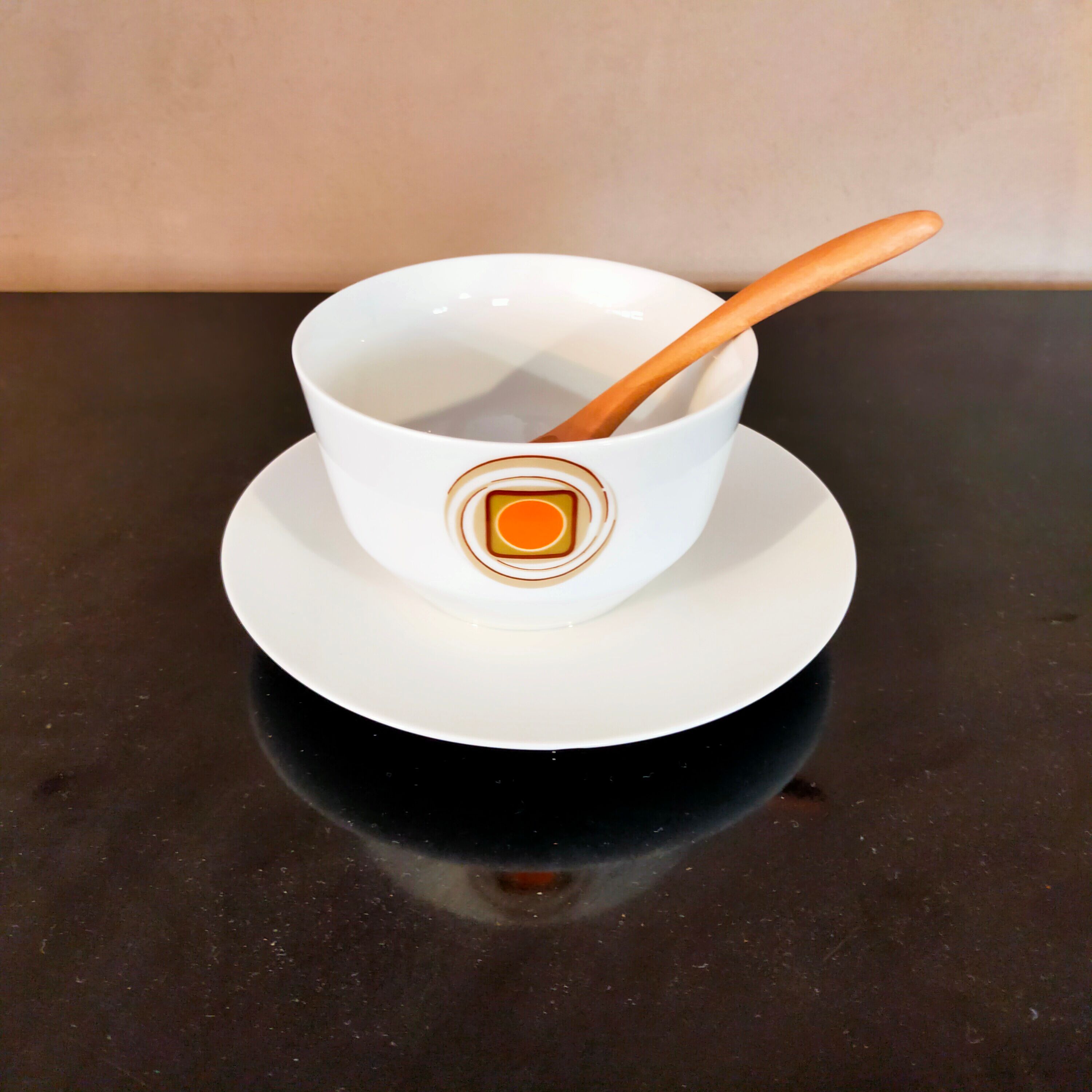Saucière Gillian Diffusion with her wooden spoon