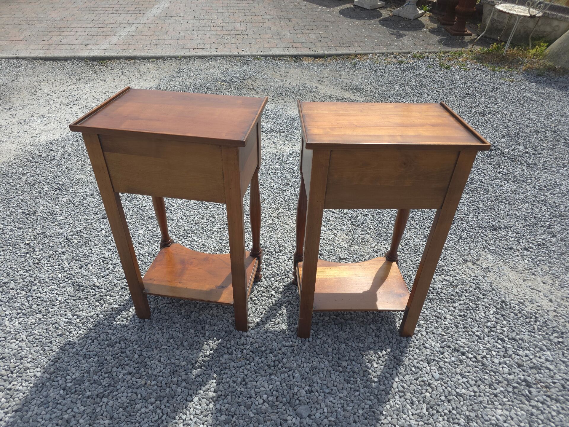 Paire de tables de chevet en merisier massif