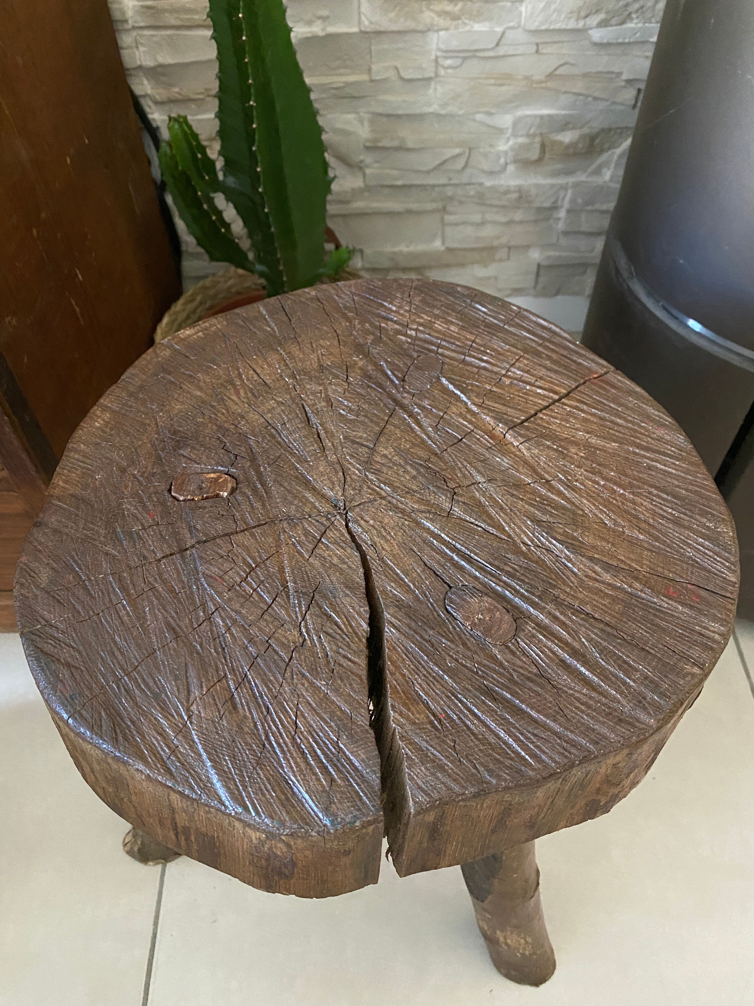 Tabouret tripode brutaliste