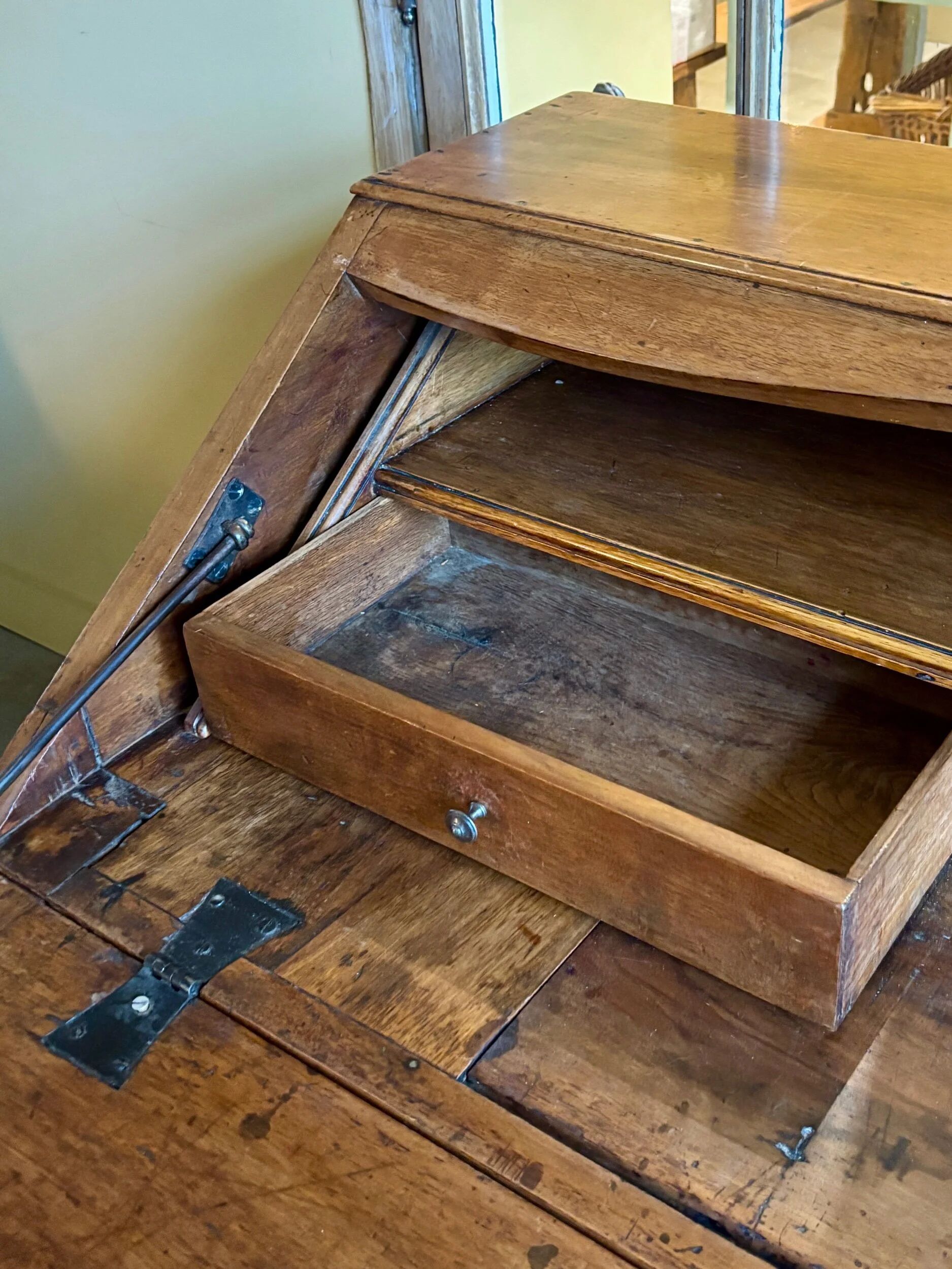 Secretary, sloped desk in walnut, 18th century ☐ 97.5 x 62 cm