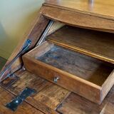 Secretary, sloped desk in walnut, 18th century ☐ 97.5 x 62 cm