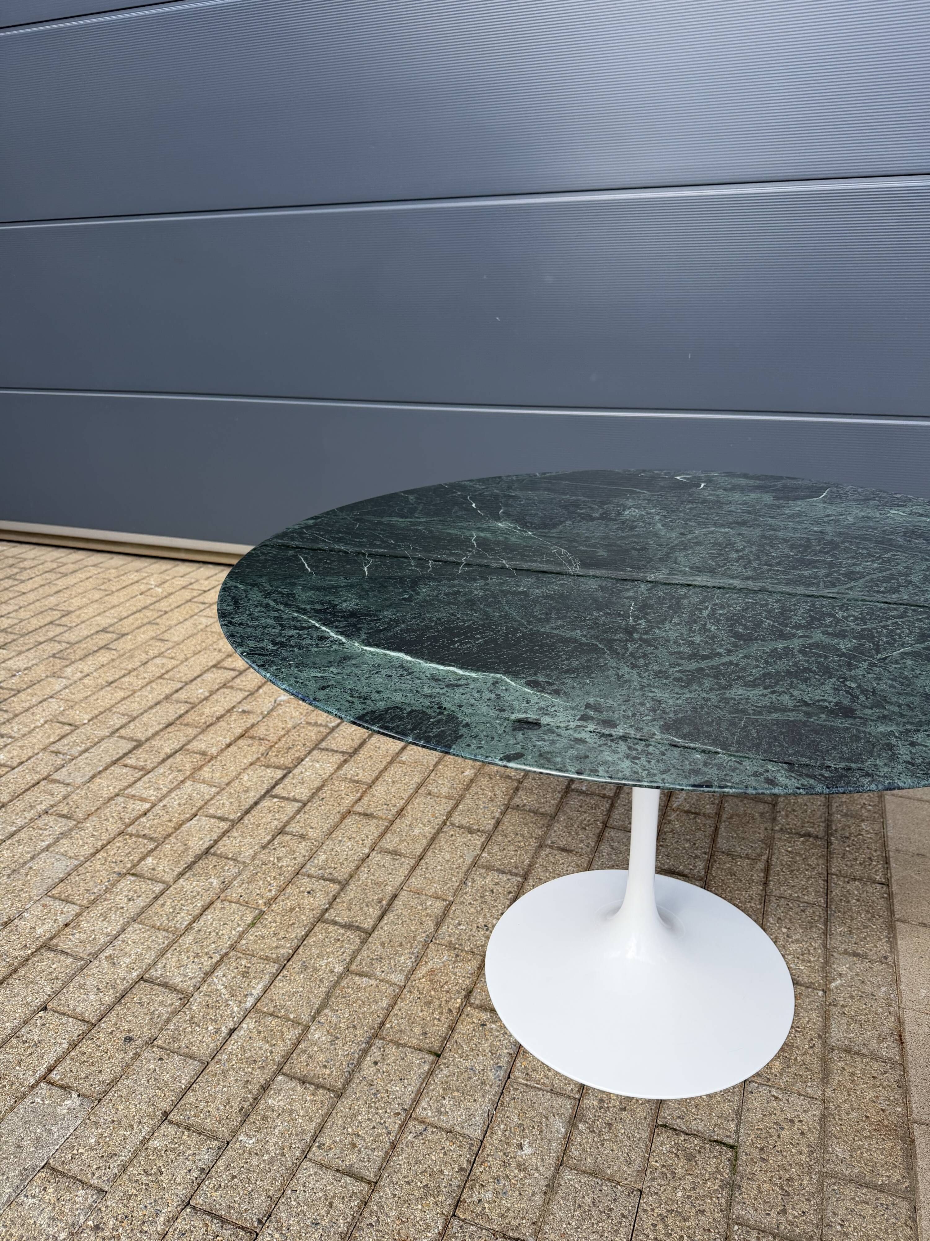 Original Knoll tulip dining table (137cm) glossy alpine green in new condition!!