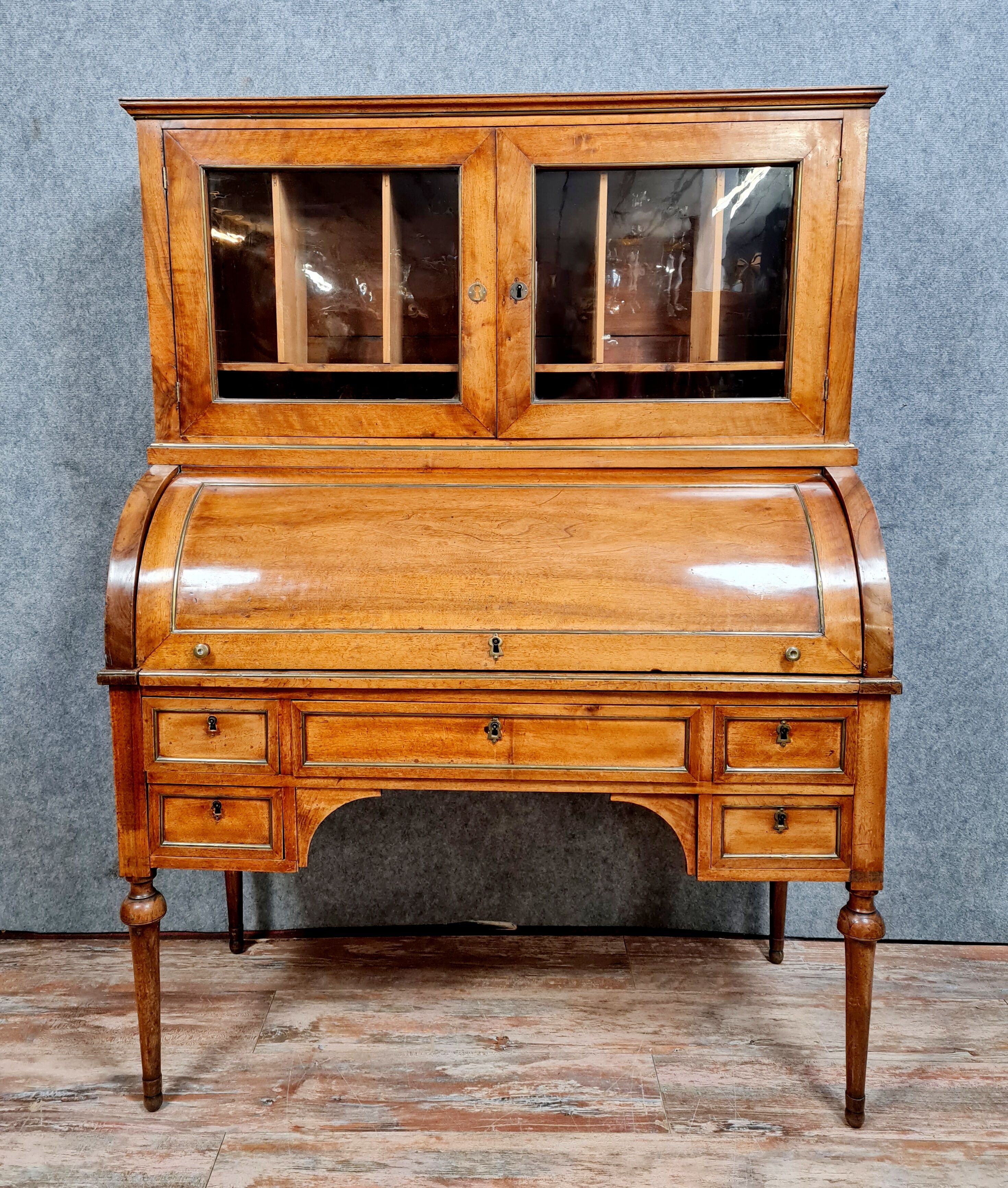 Louis XVI period cylinder office in blond mahogany around 1760-1780