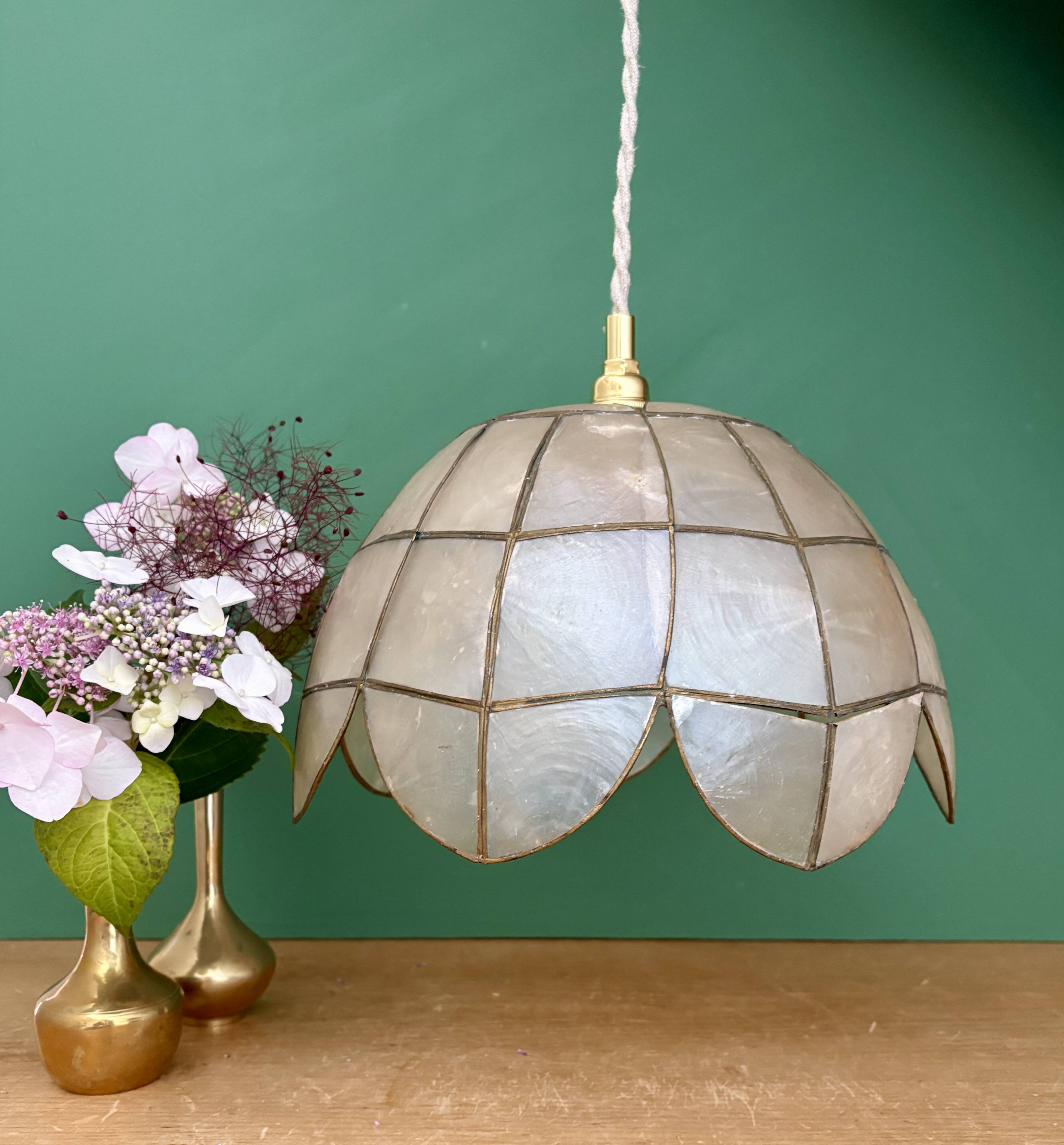 Vintage pendant light in mother-of-pearl and brass.