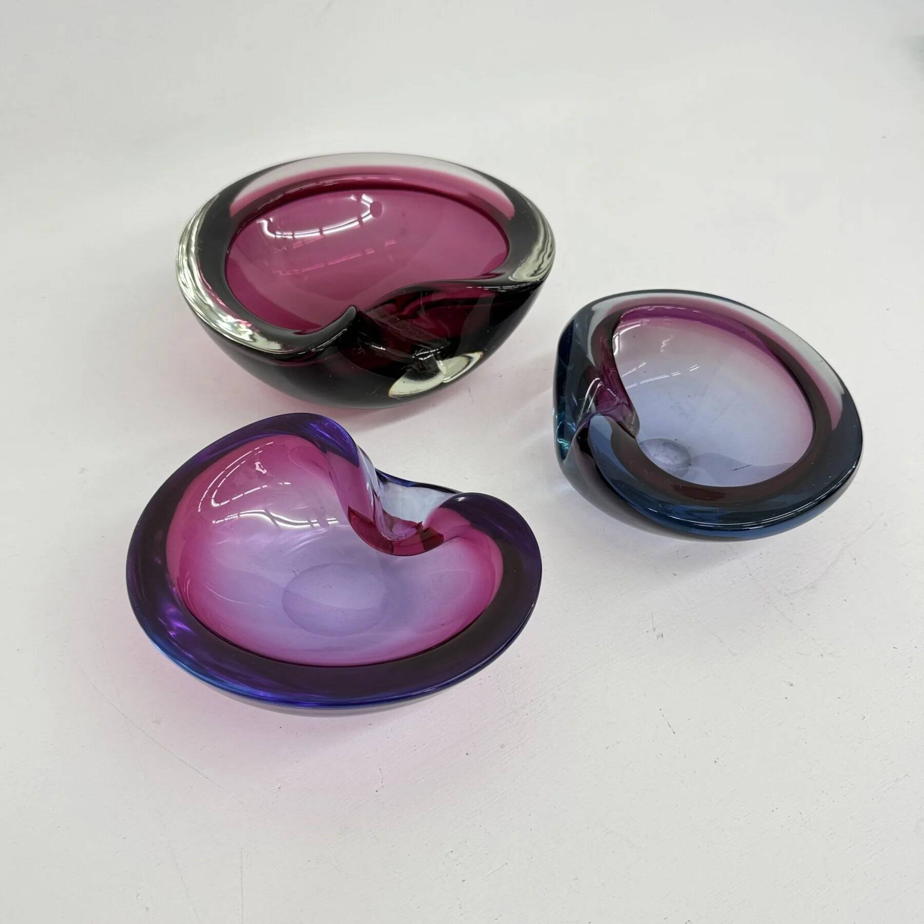 Set of 3 Murano Sommerso pink glass bowls, 1970s