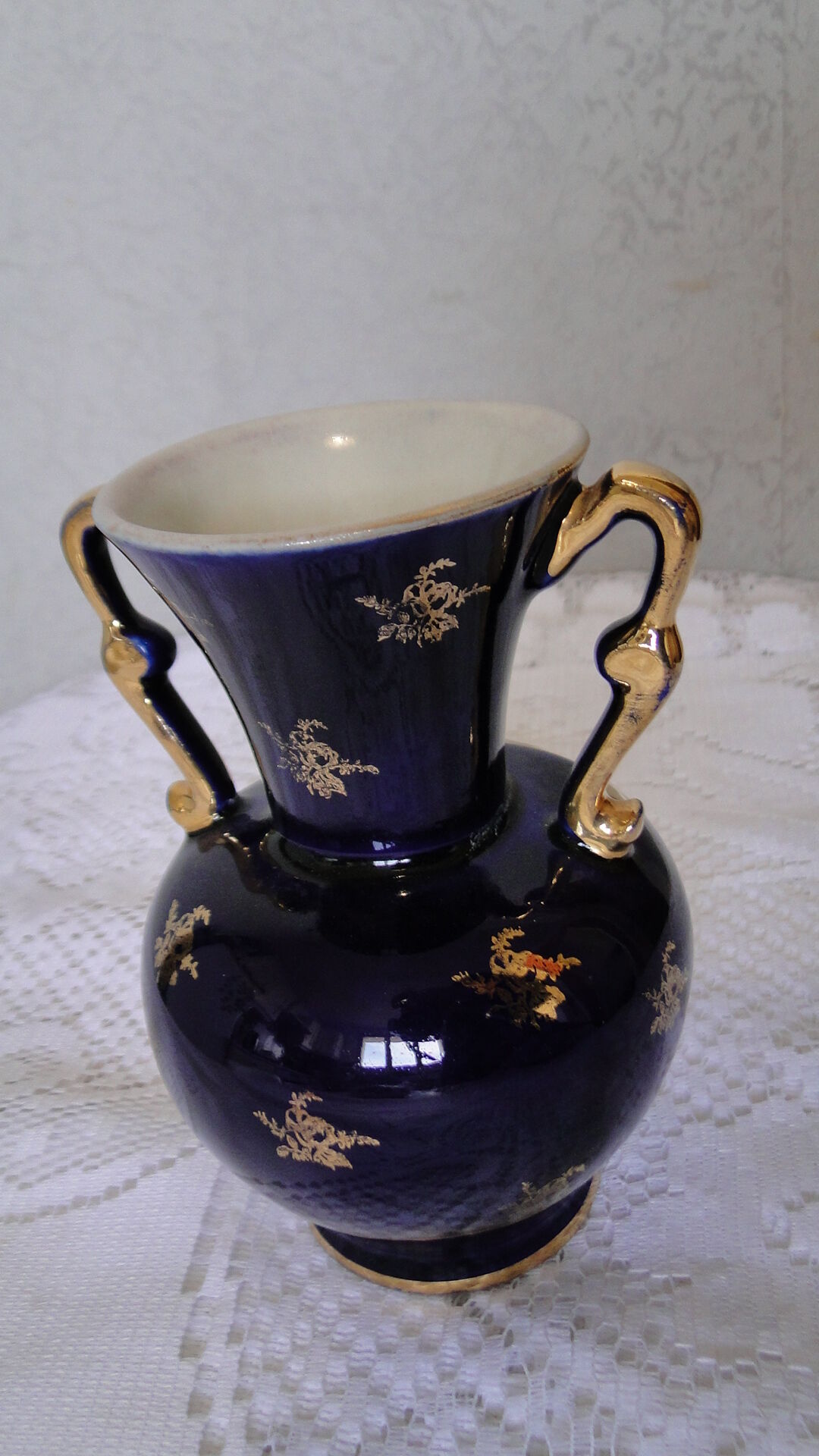 Vase porcelaine revol objet de vitrine décor romantique fond bleu anses dorées