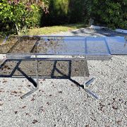 Table pietement chromé et verre fumé année 70 avec allonges