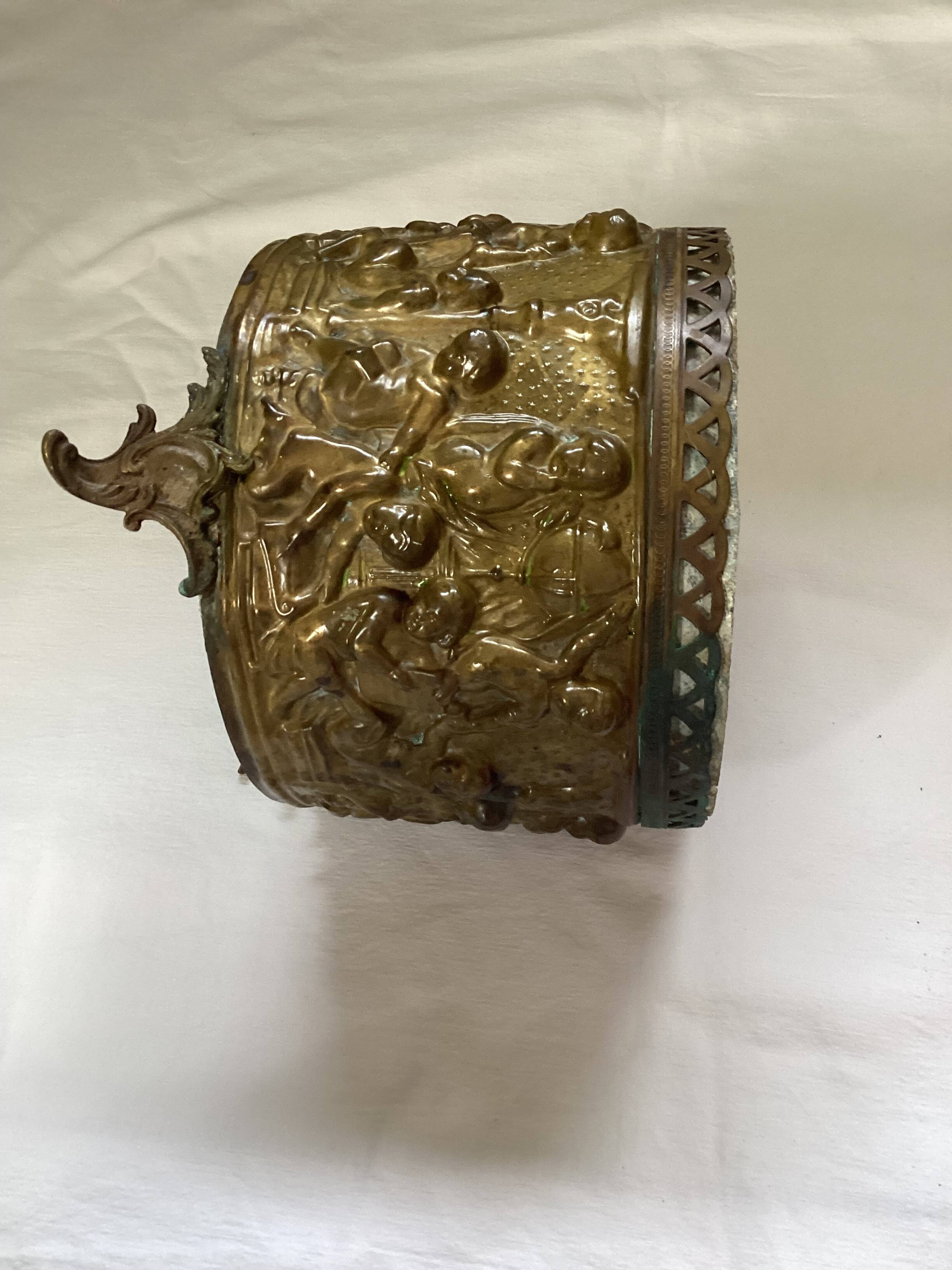 Old hidden pot in copper and zinc dimension: height -9 cm- diameter -0.5cm-
