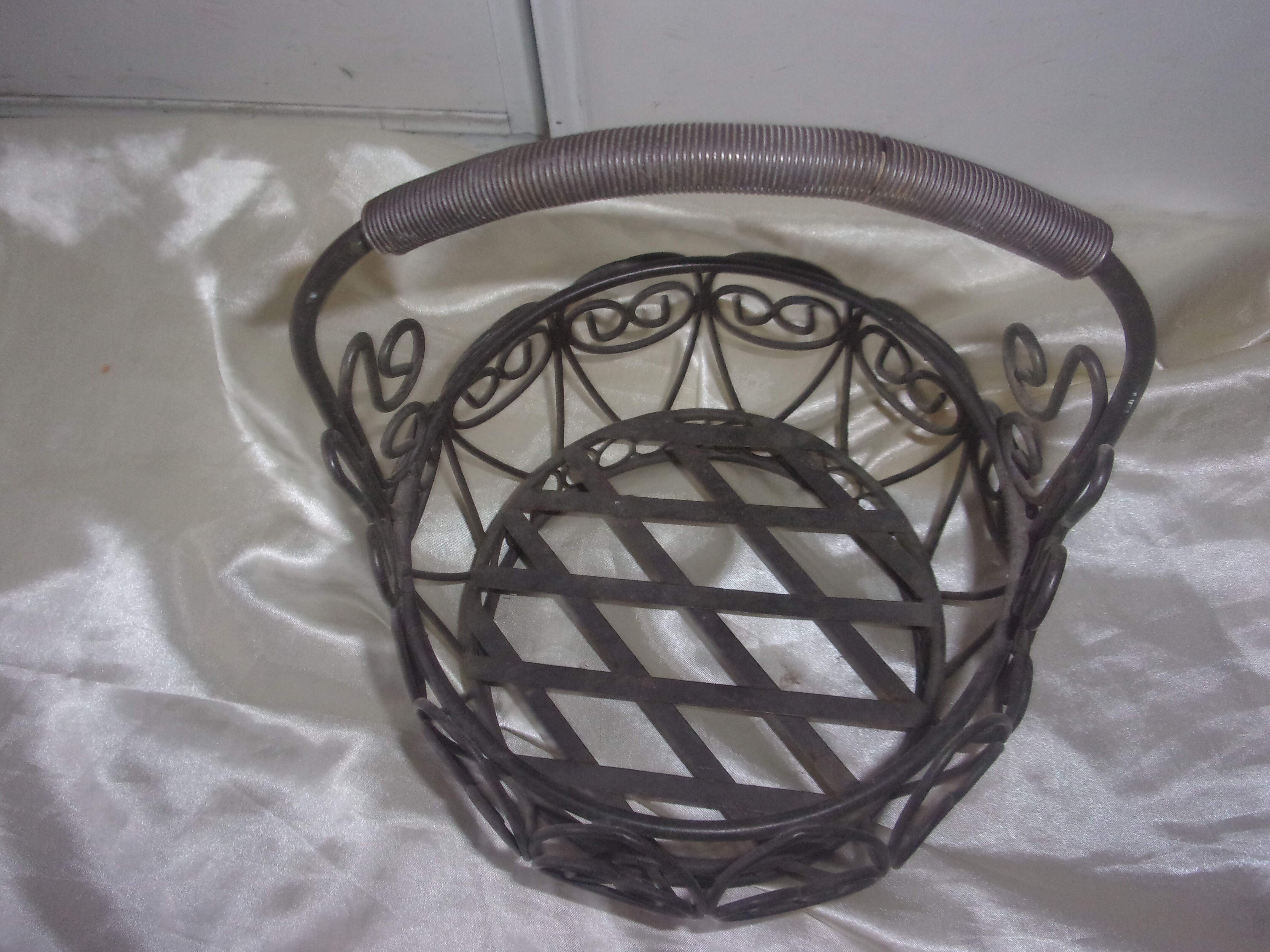 Iron egg basket