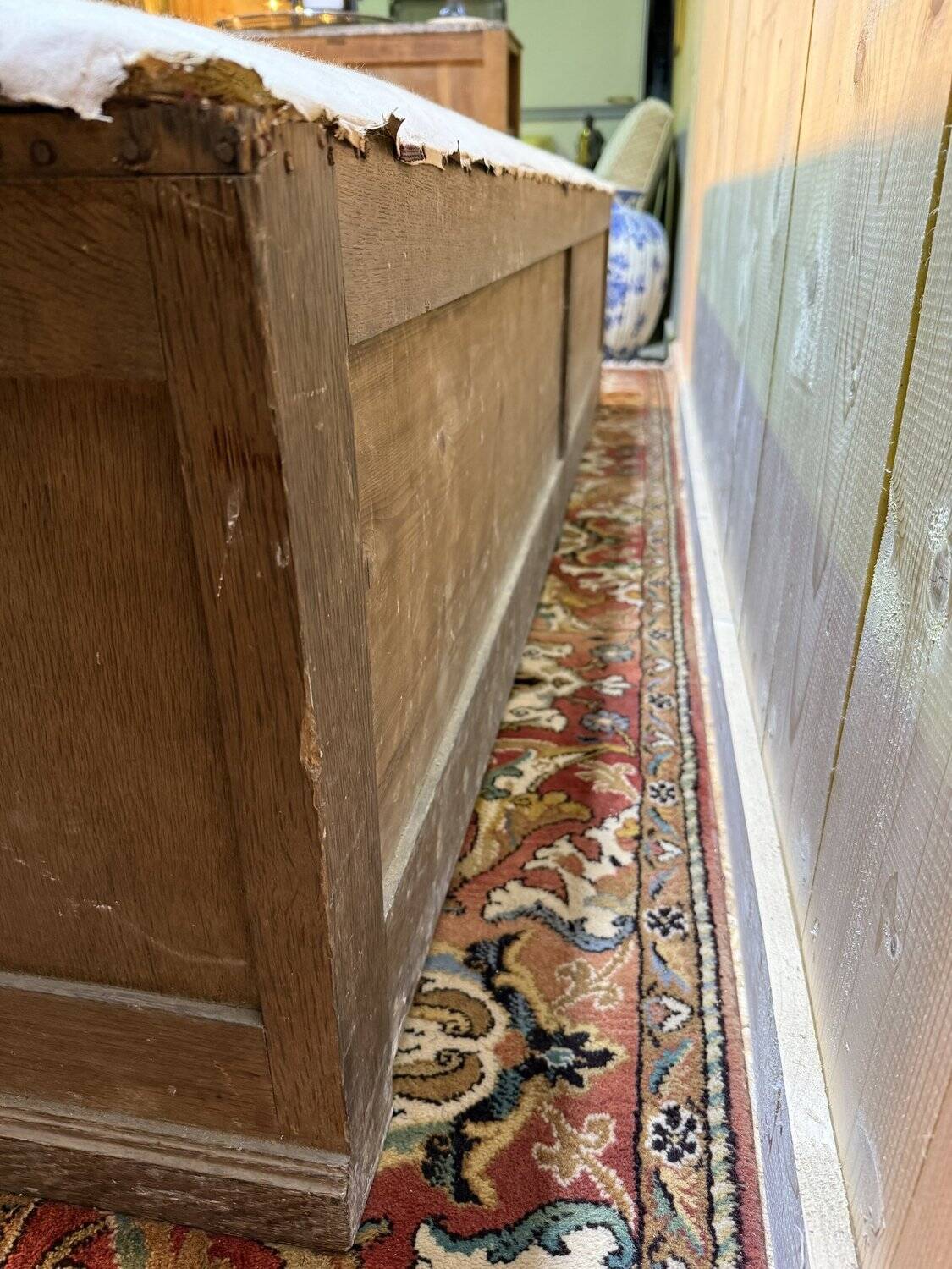 Oak shop bench in chest / trunk