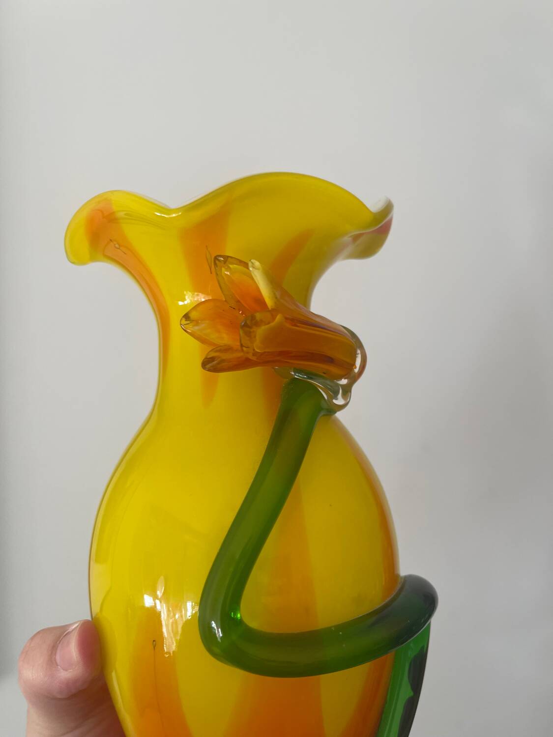 Vase en verre soufflé style Murano à décor de fleur