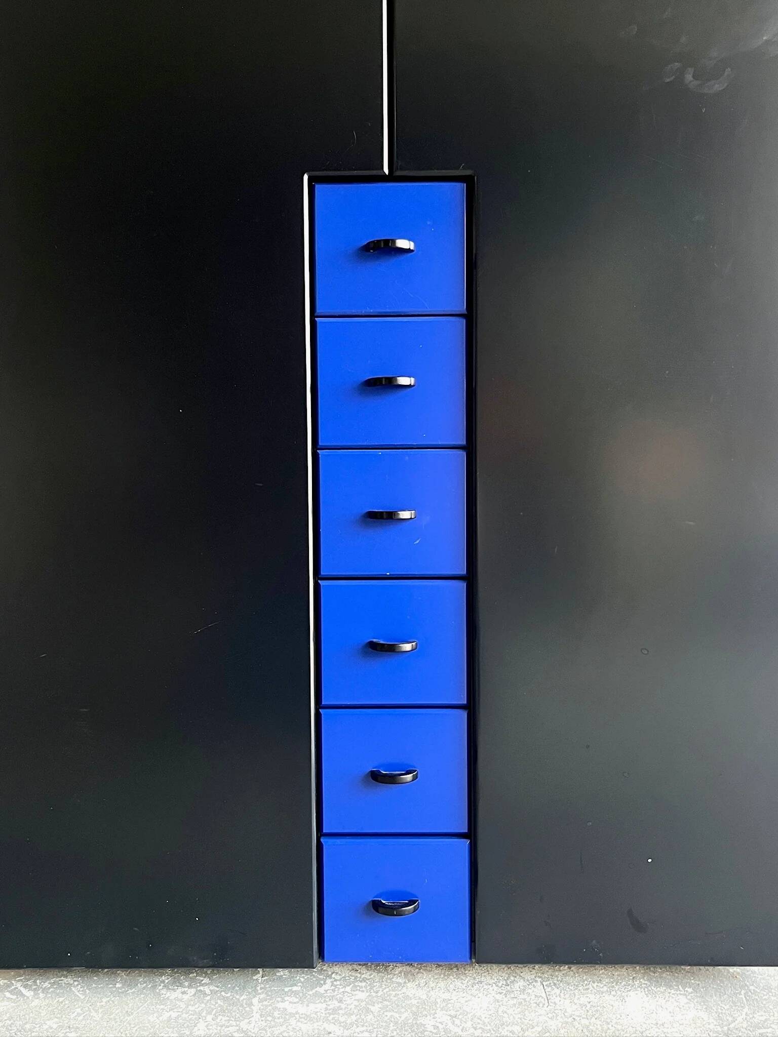 Meuble Interlübke en MDF noir avec tiroirs bleus, design allemand des années 1980