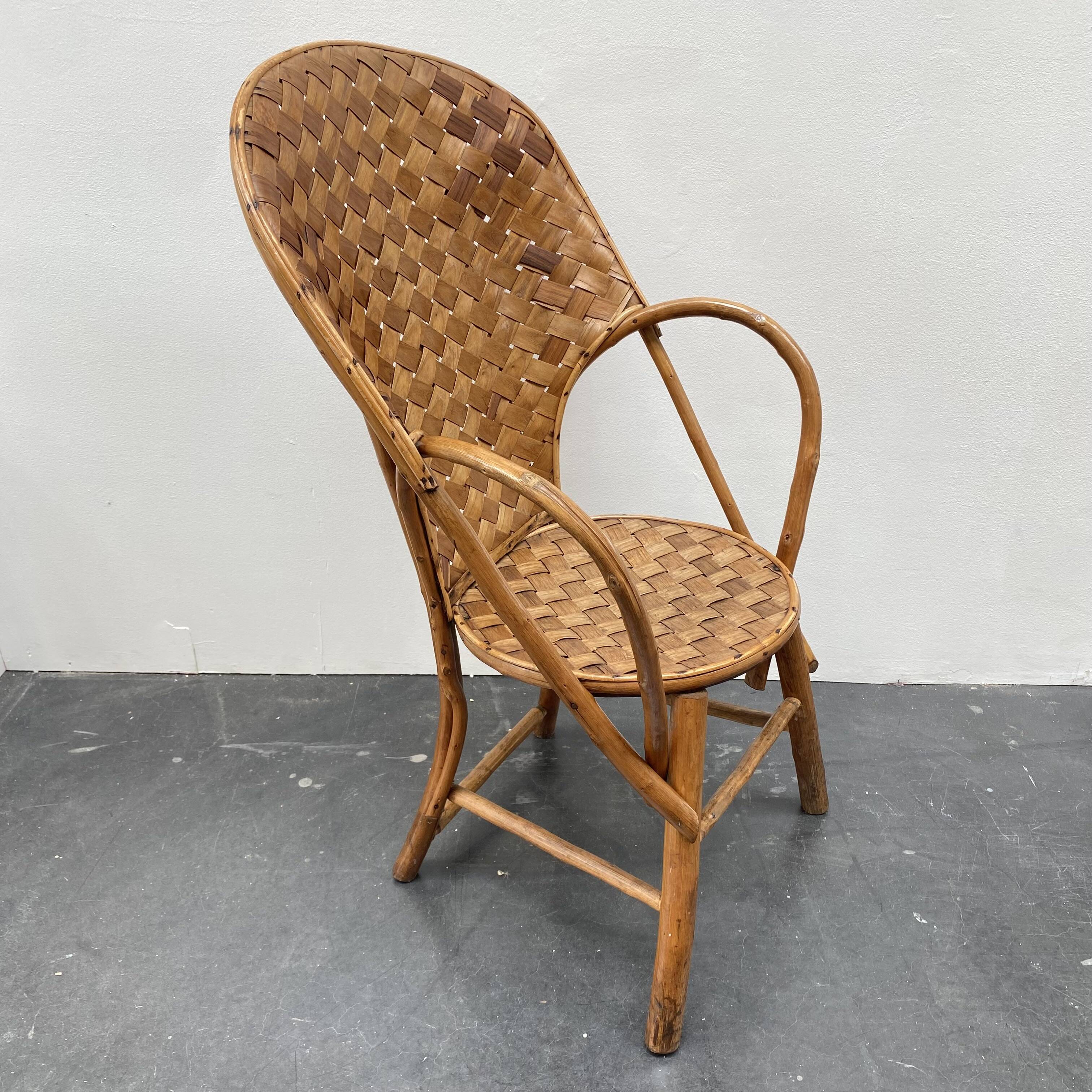 Ensemble composé d’une table et trois fauteuils en lamelles de châtaignier années 50/60