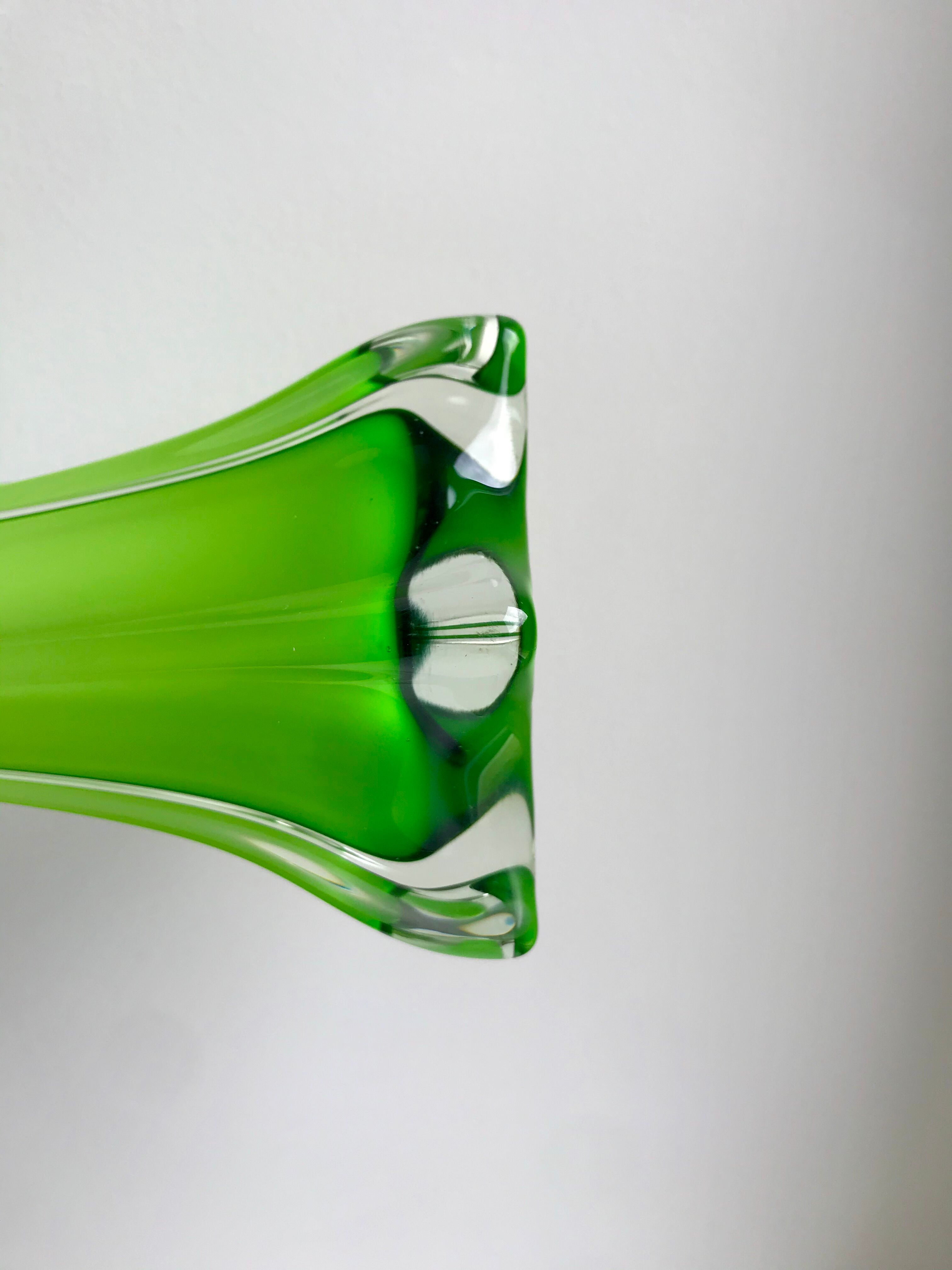 large soliflore vase in opaline and apple green glass Murano style 60s-70s