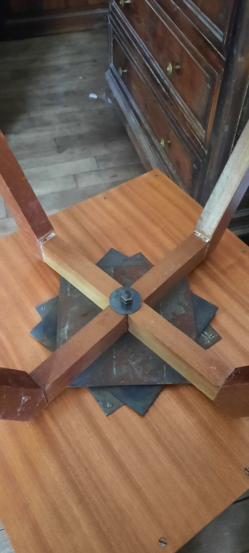 Rotating floor bookshelf