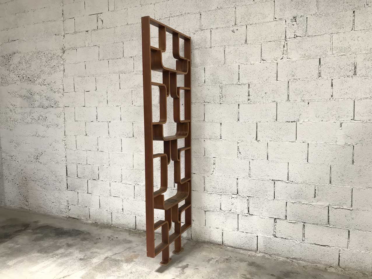 Claustra en bois lamellé courbé conçu par Ludvik Volak et Jindrich Halabala 1960