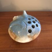 Vase plat pique fleurs chat en céramique signée