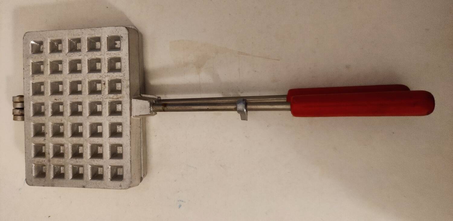 Manual waffle maker