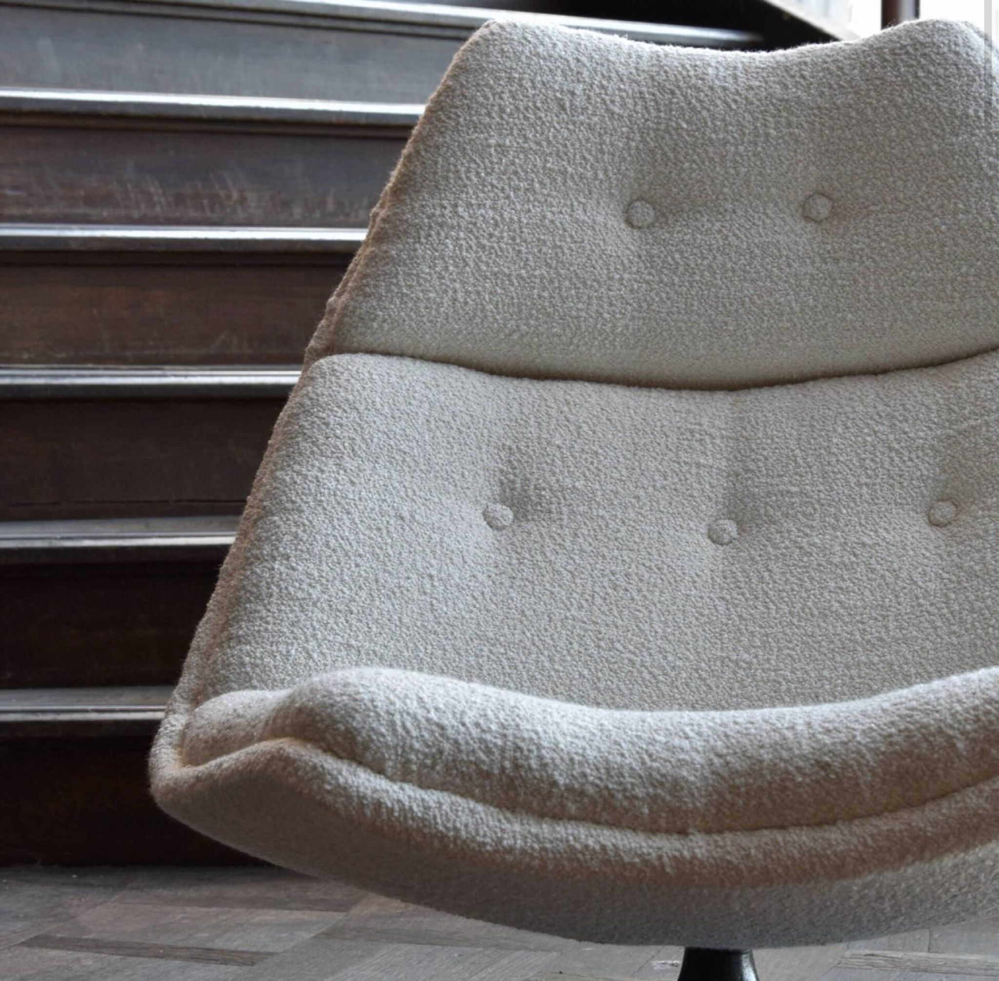 Artifort F511 chair