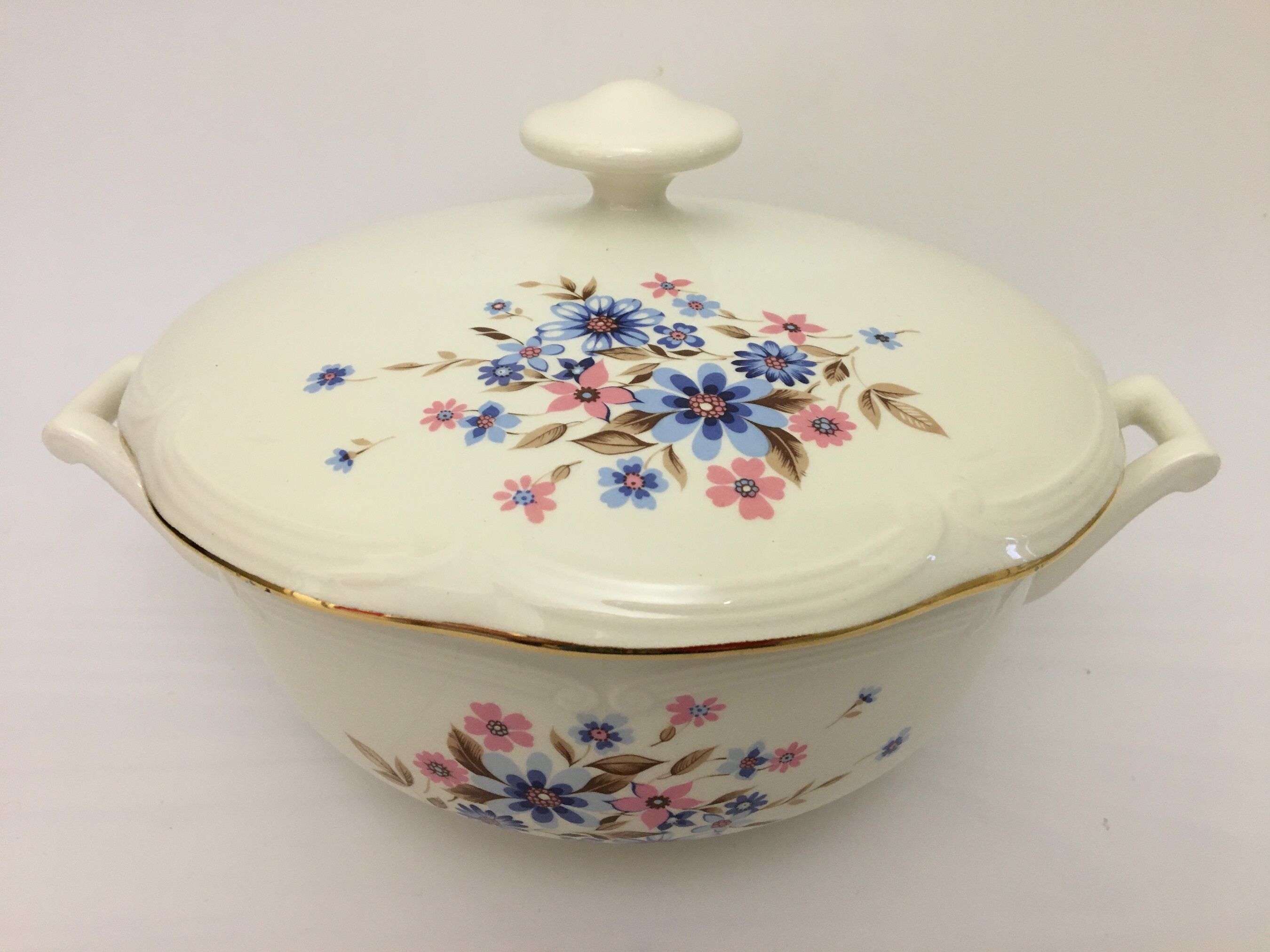 Soup pot "Gien" with spring flower motifs