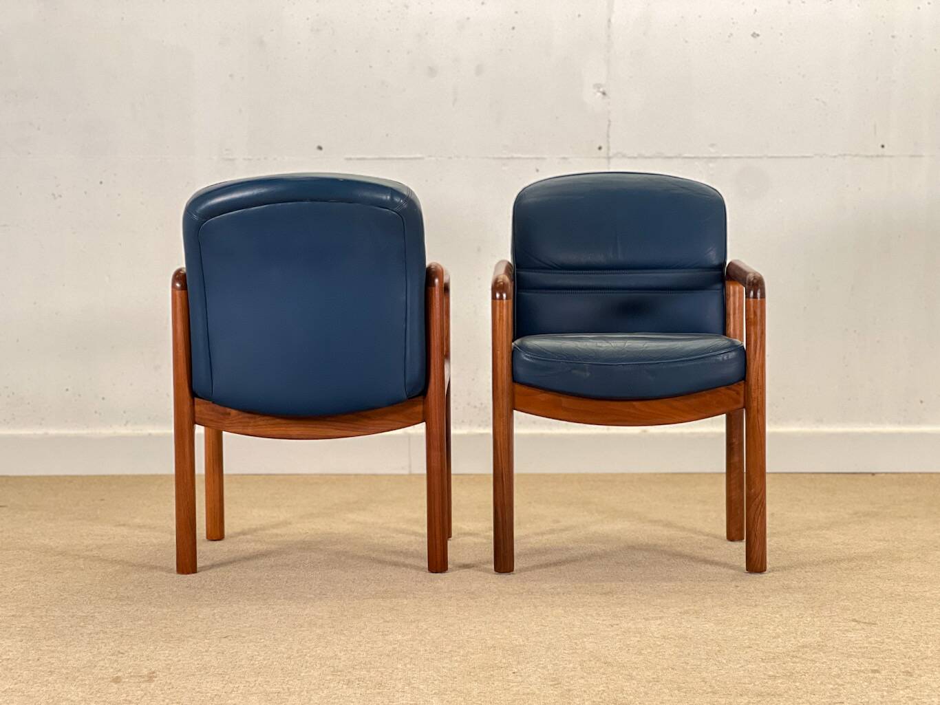 Ensemble de huit chaises de salle à manger à accoudoirs en noyer par Gordon Russell, années 1960