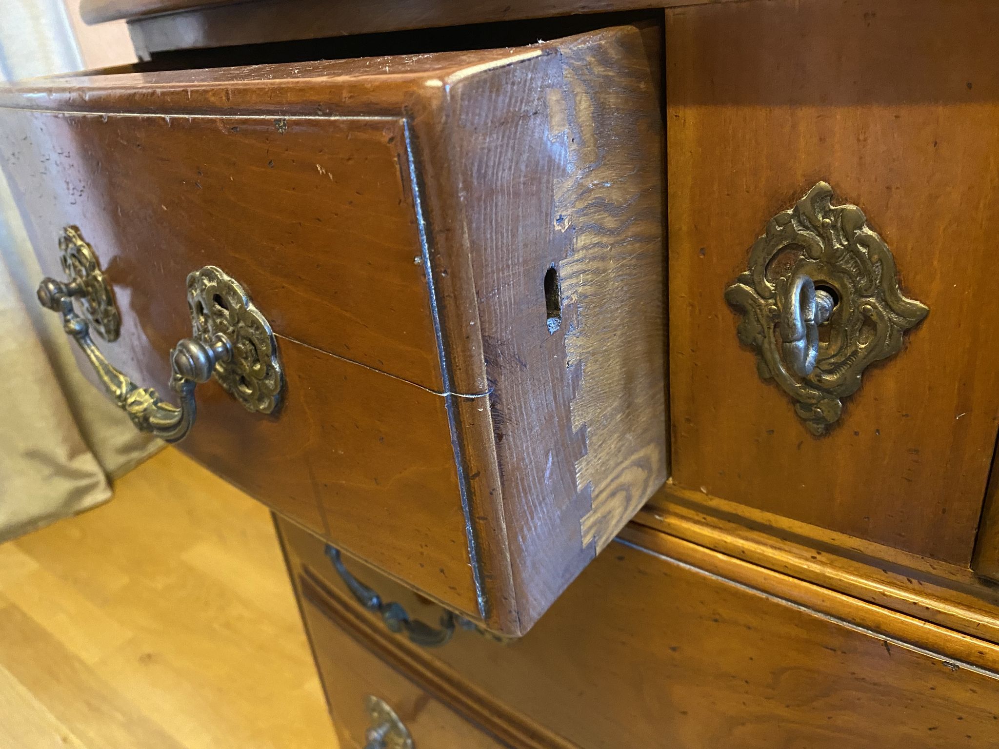 Louis XIV style chest of drawers in cherry, 4 drawers. Perfect condition.