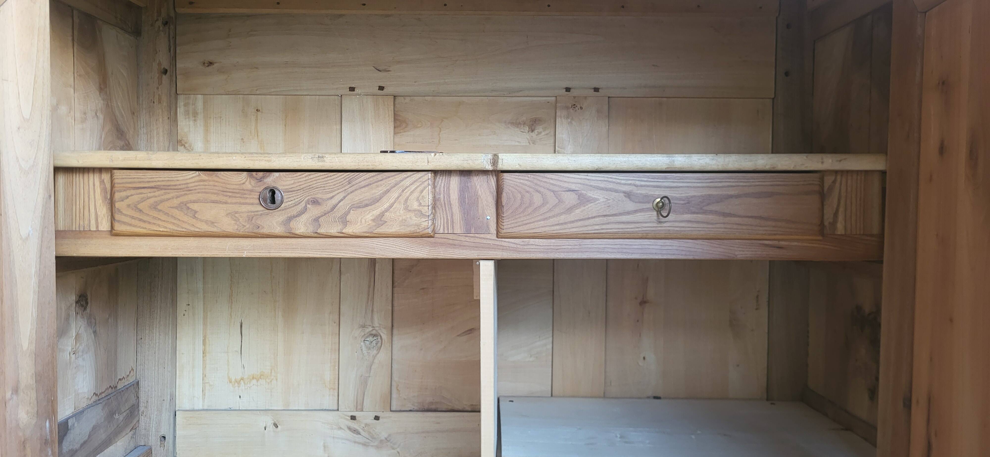 Armoire Louis Philippe en noyer