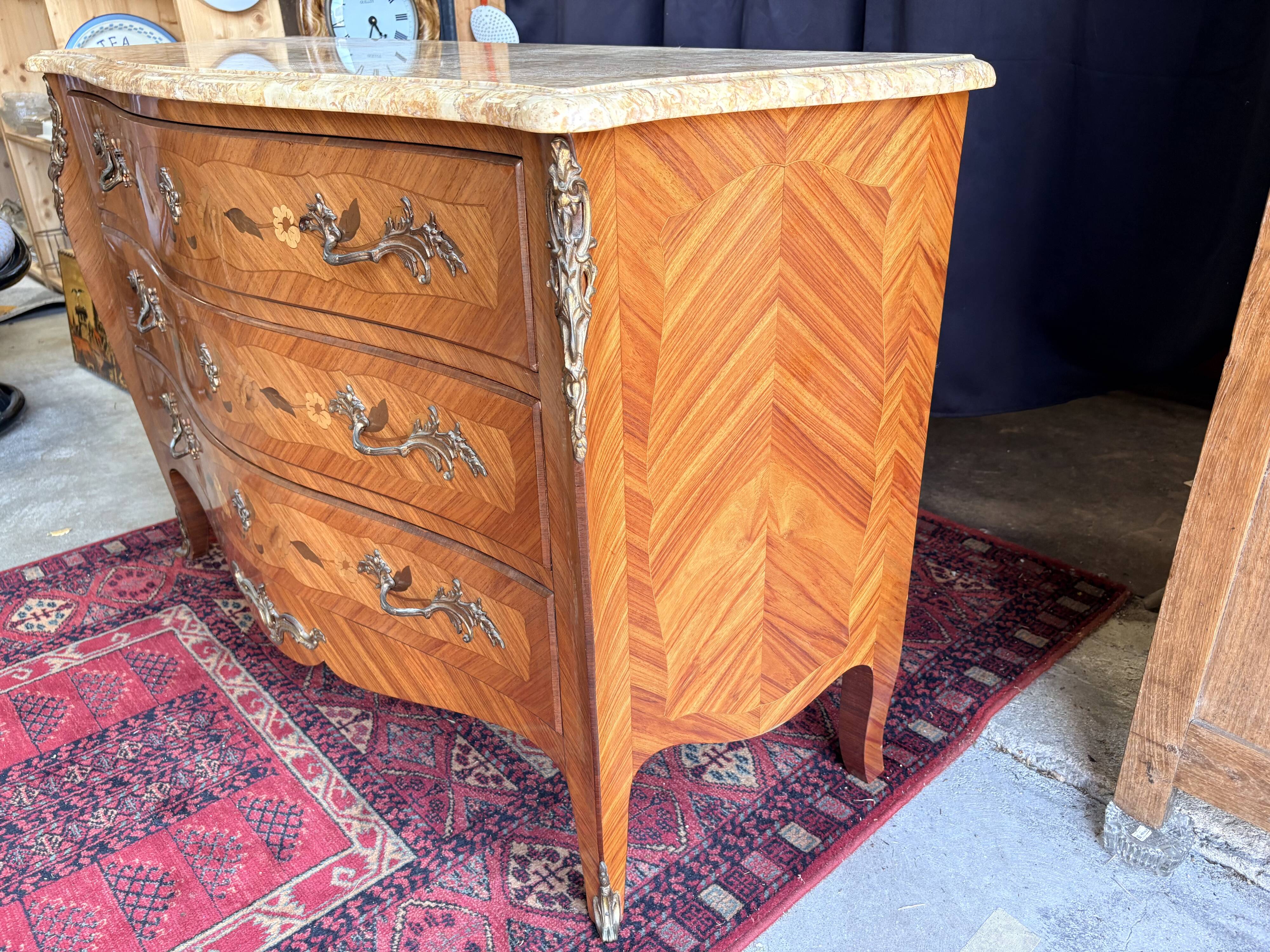 Commode galbée en marqueterie de style Louis XV, signée Marquant
