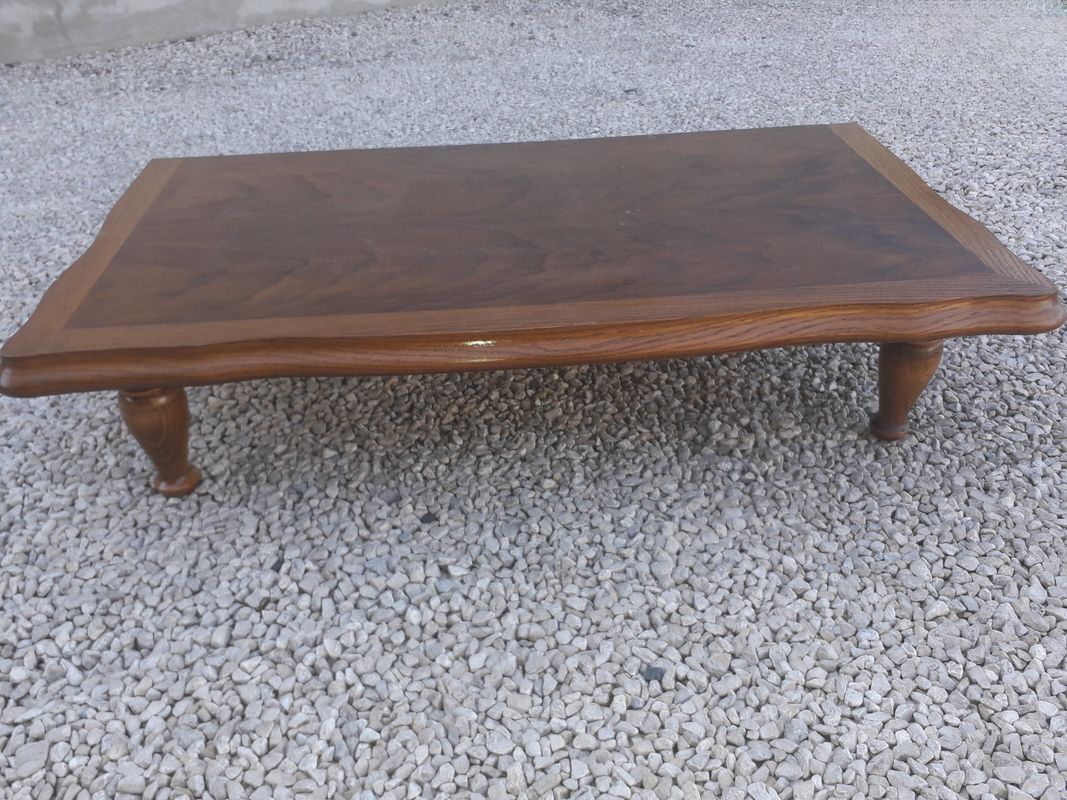 Solid wood coffee table with 4 legs