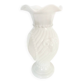 Vase en opaline blanche