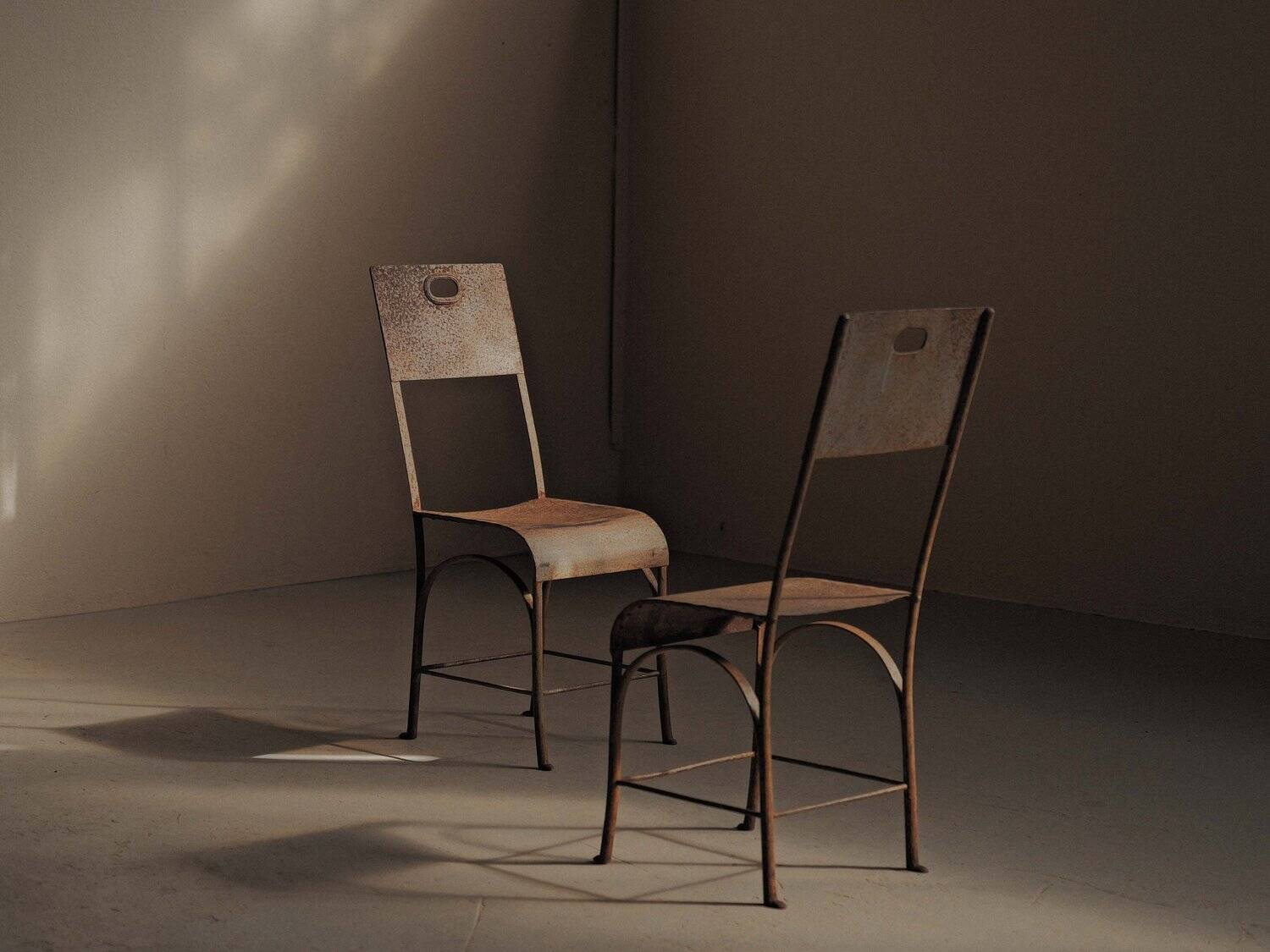 Paire de chaises en acier et tôle rivetée, vers 1920