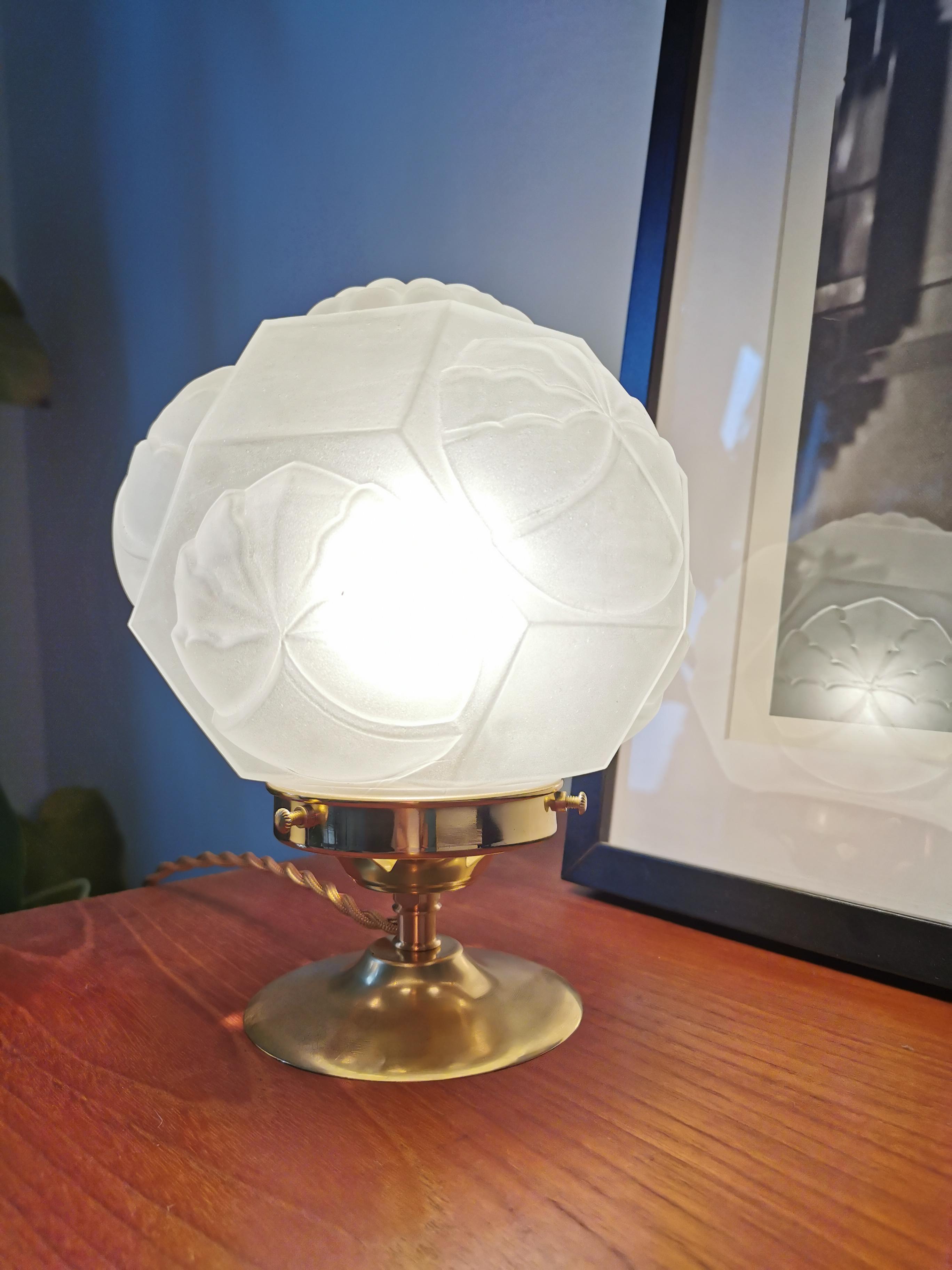 Lamp to lay art deco globe in frosted glass