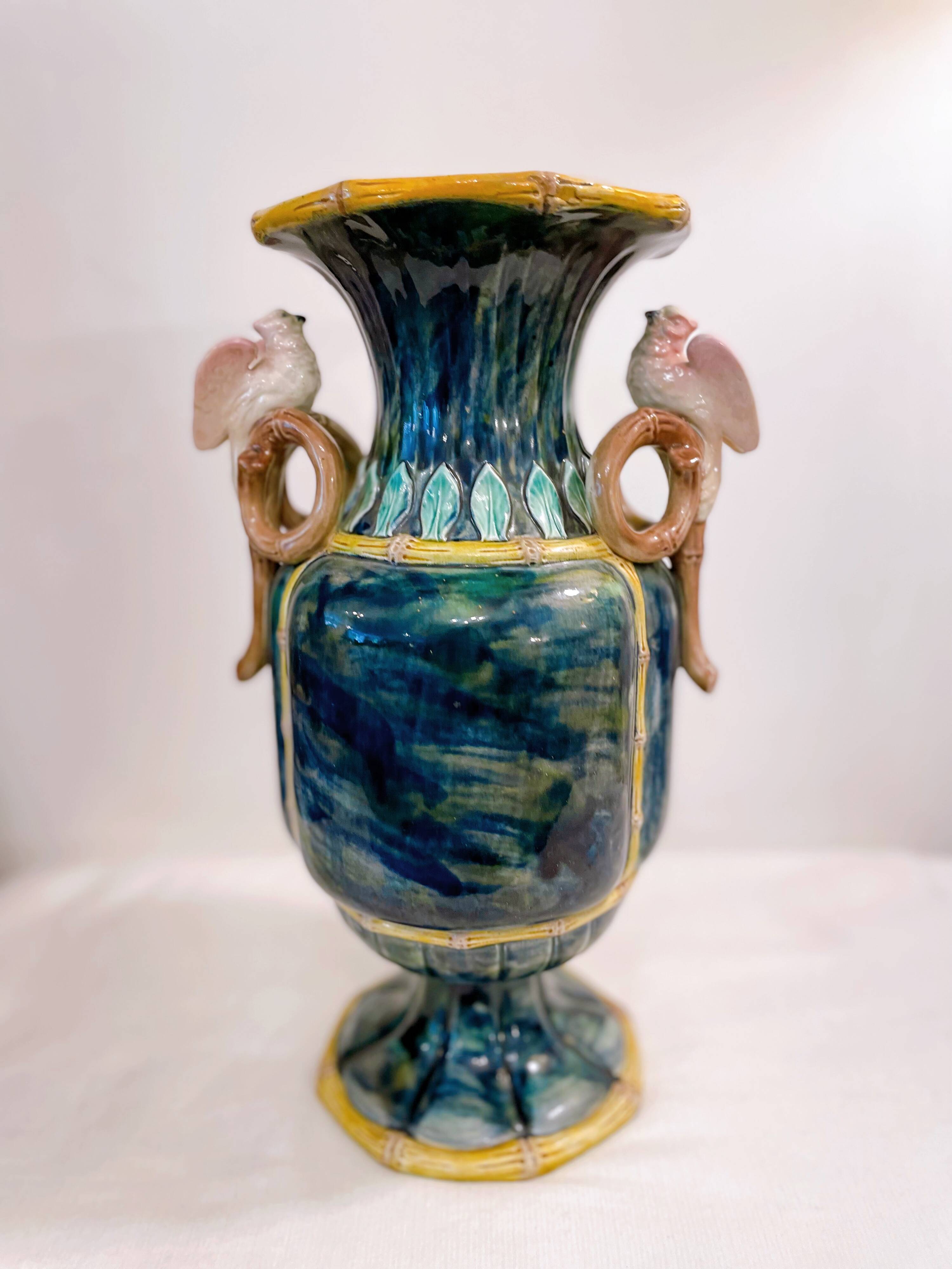 Vase en barbotine émaillée à décor d'oiseaux et bambou