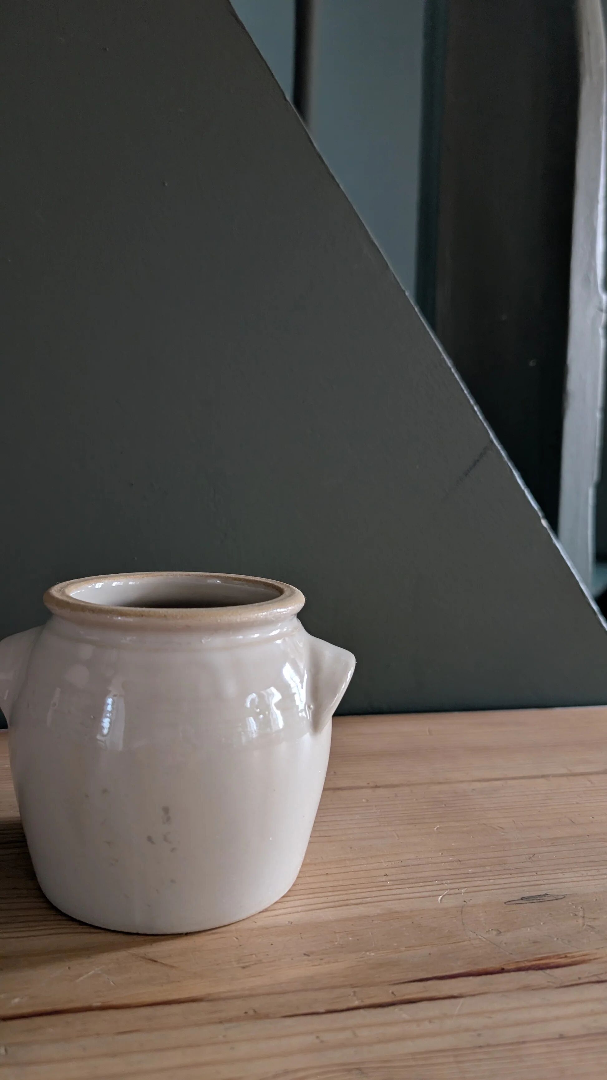 Beige stoneware pot