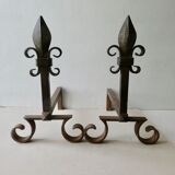 Paire de chenets en fonte et fer battu, fleurs de lys