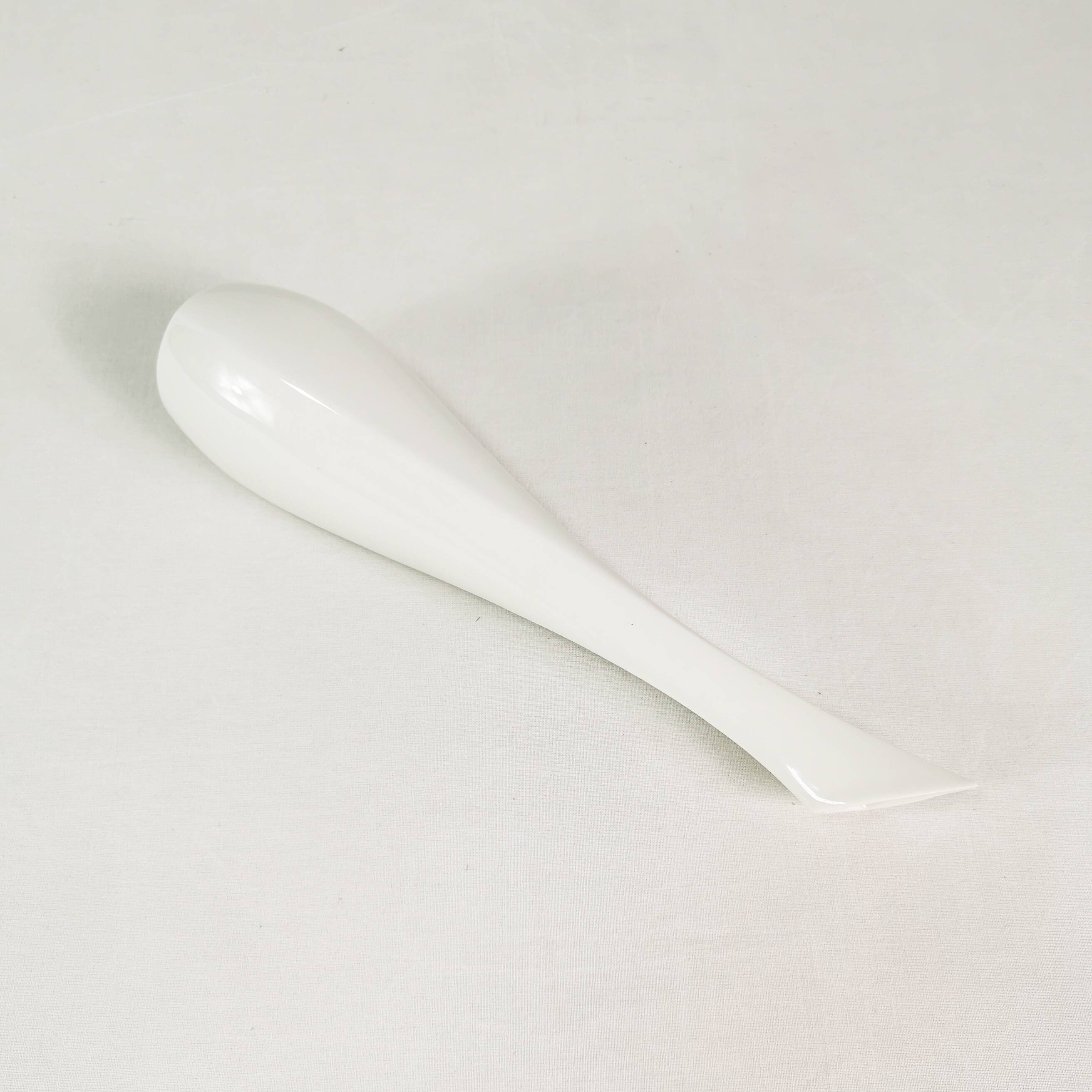 Minimalistyczny wazon porcelanowy, Sgrafo Modern, proj. Peter Muller, late 60.