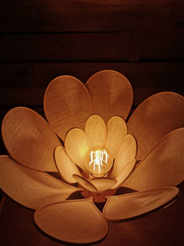 Lampe à poser fleur composée de pétales en rotin et lin blanc