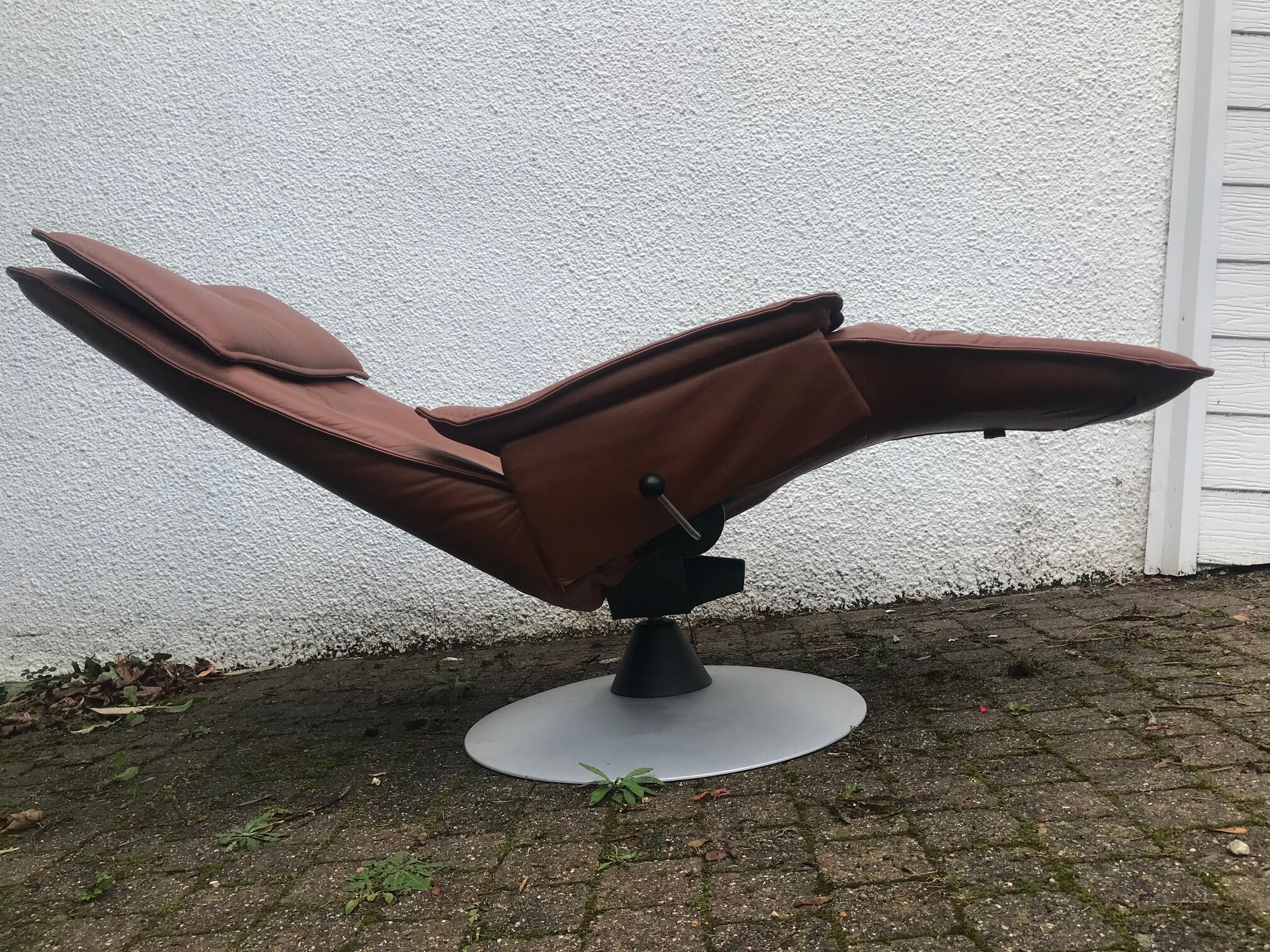 Scandinavian lounge chair by designer Hjellegjerde model Contura Zero  Gravity for Modi