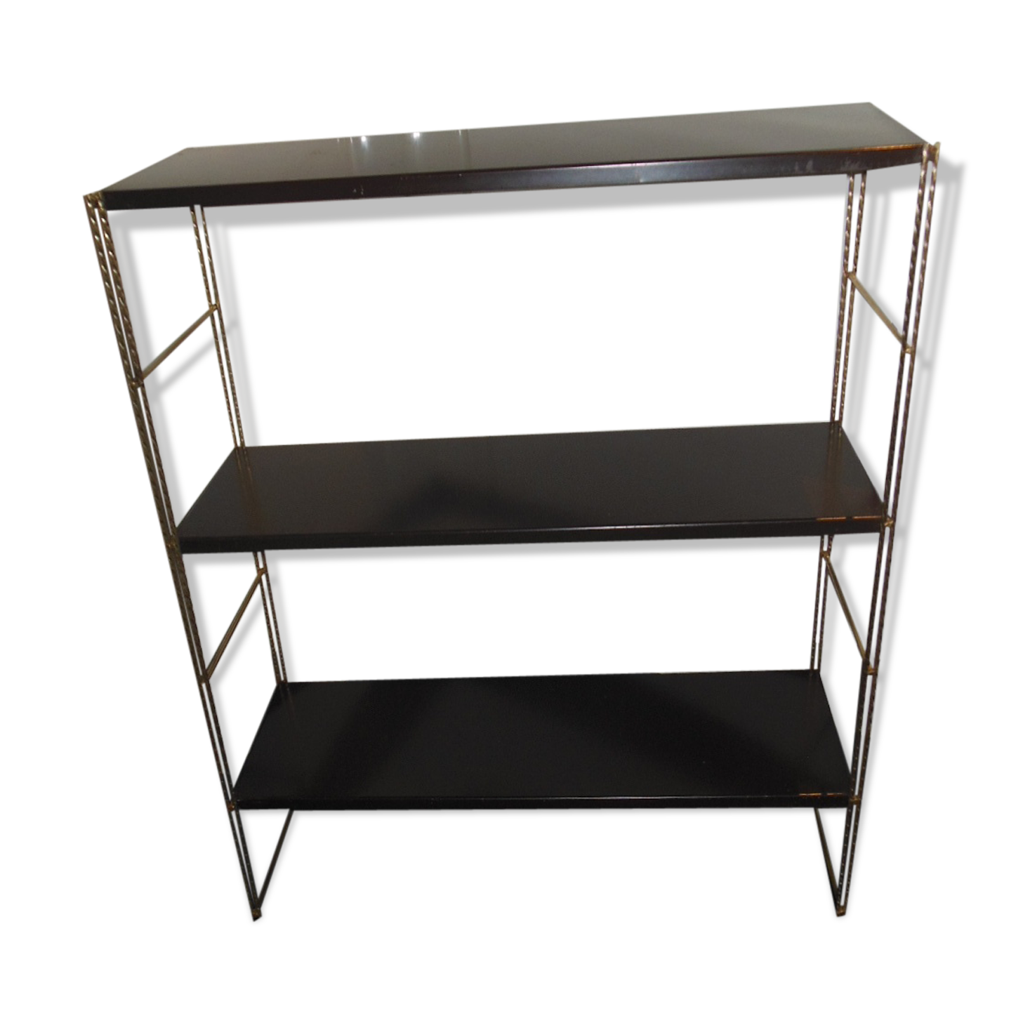 Shelf adjustable string