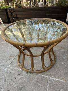 Table basse ronde en rotin et verre