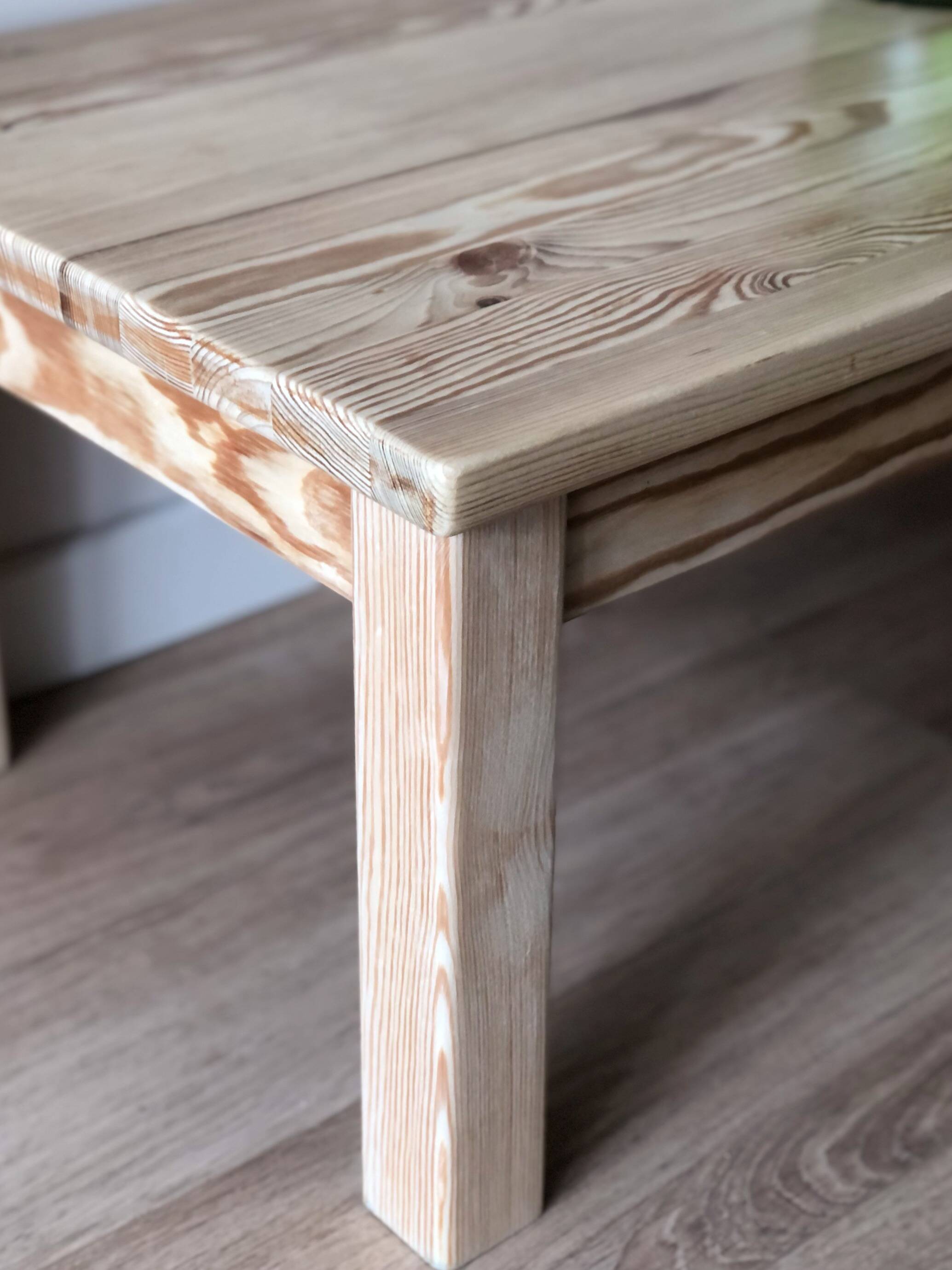 Farmhouse style coffee table, in solid pine