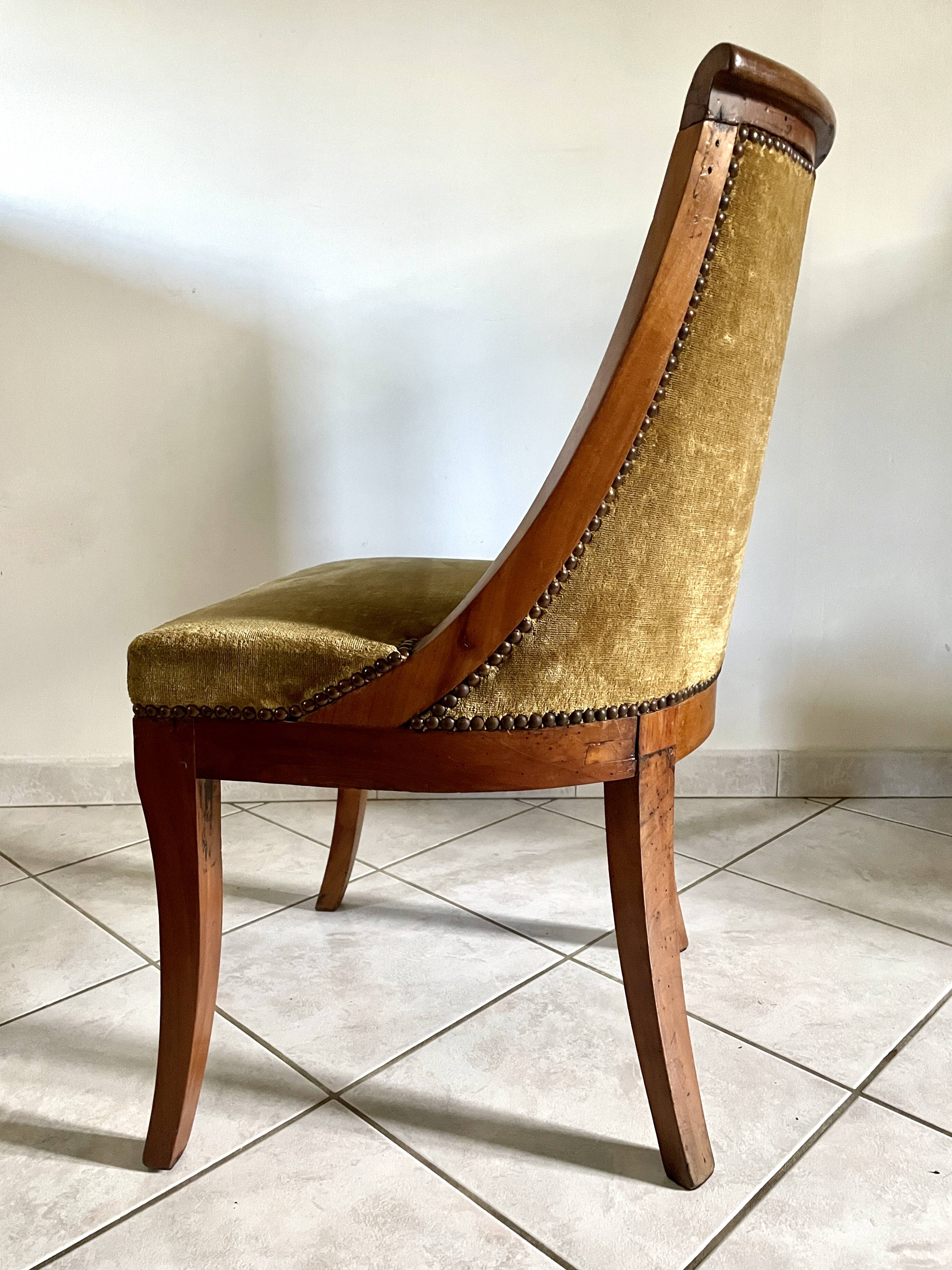 Chaise gondole en velours côtelé jaune moutarde