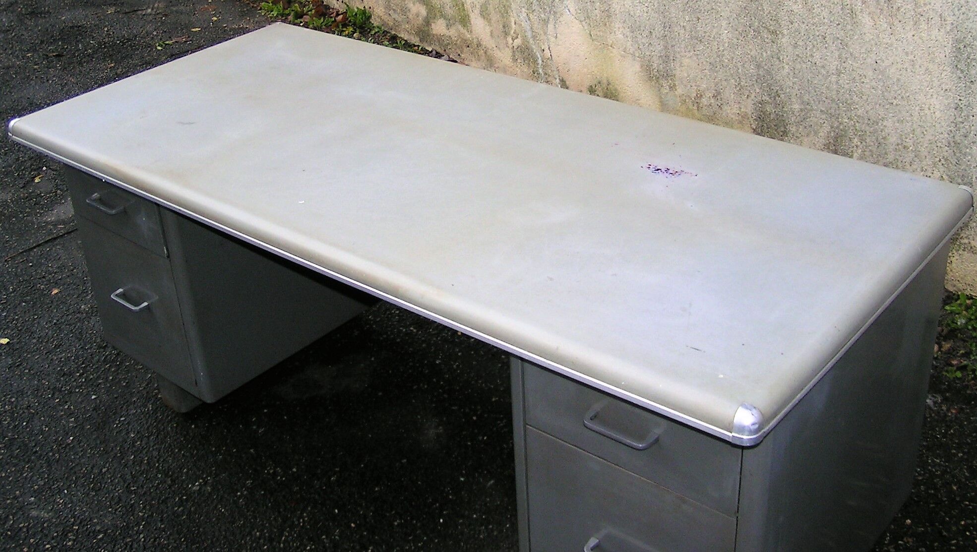 Bureau en métal
