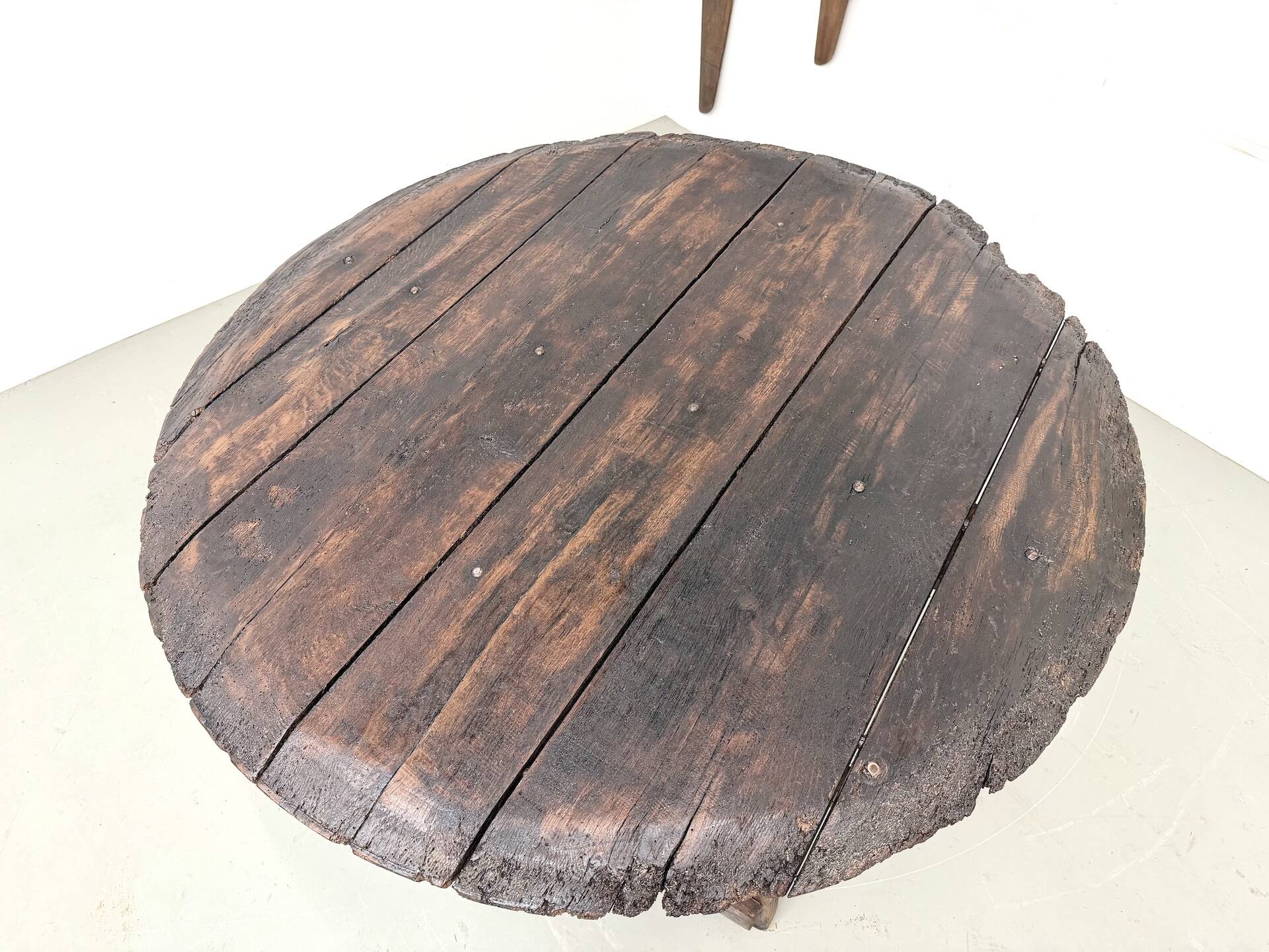Round table in popular oak, circa 1880.