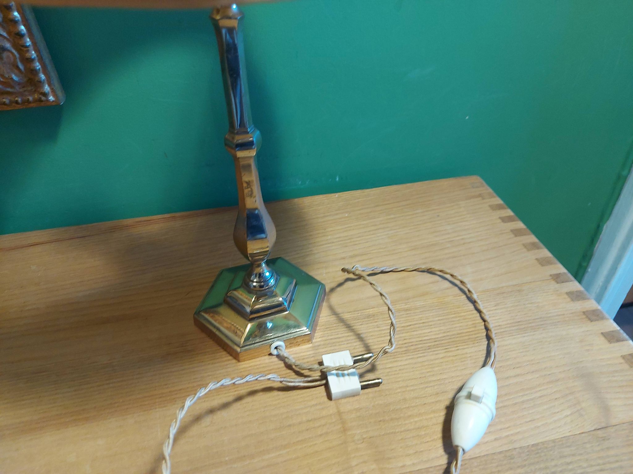 Lampe en métal argenté avec son abat jour