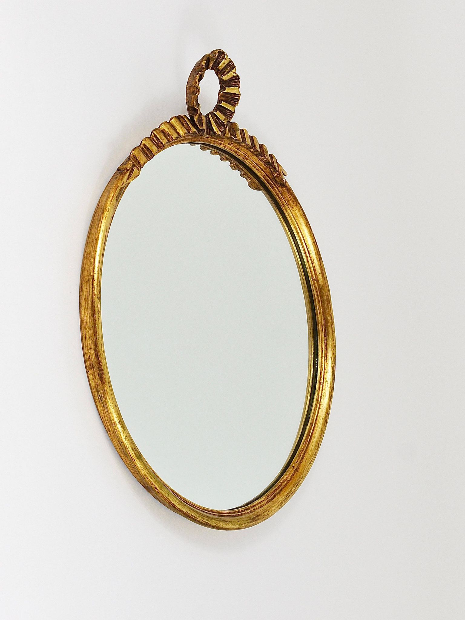 Round wall mirror in gilded wood, mid-century, C. Allodi & G. Subelli, Italy, 1950s.