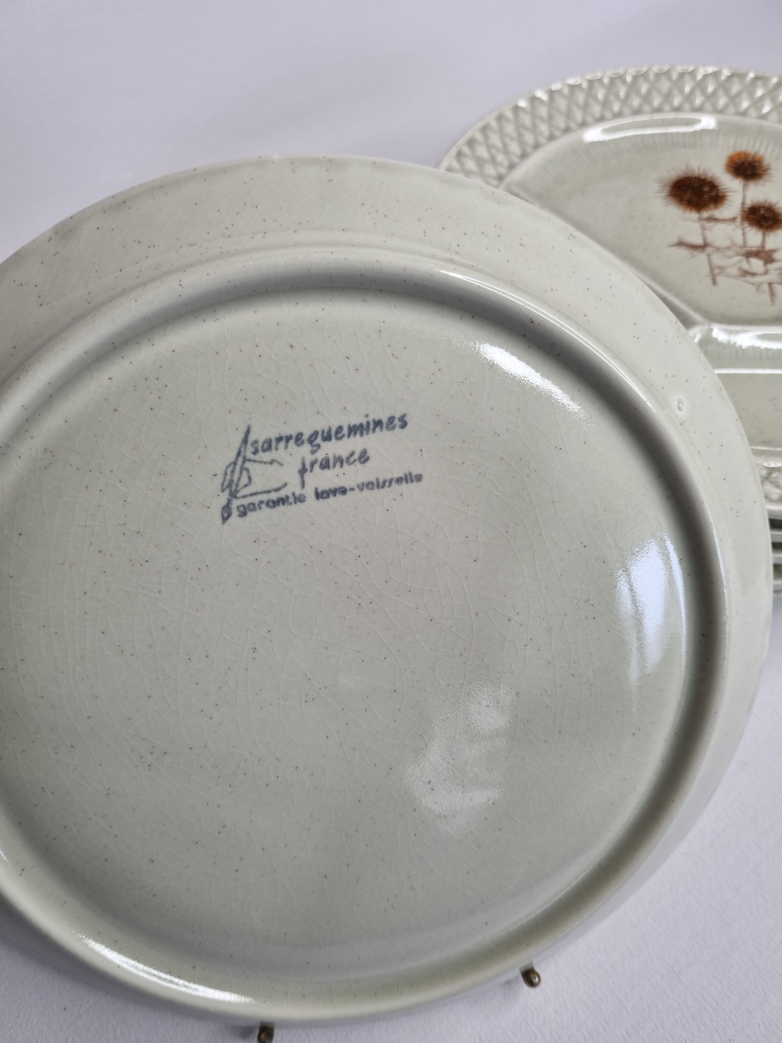 Ensemble de six assiettes à compartiment en grès, Sarreguemines, à décor de chardons